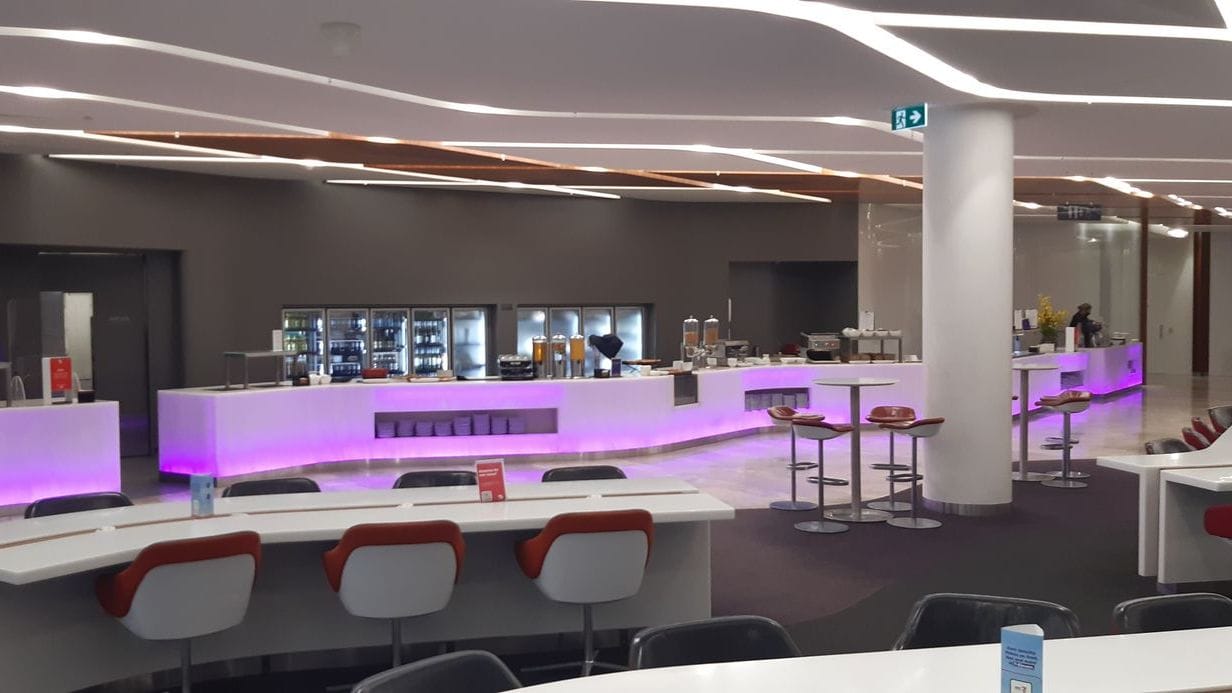 9 Unwritten Rules of the Airport Lounge (And Why Breaking Them Gets You Blacklisted)