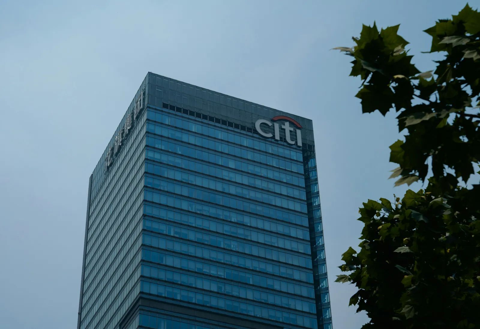 Citi AAdvantage Platinum Select Card Waives First Checked Bag Fees on American Airlines Flights