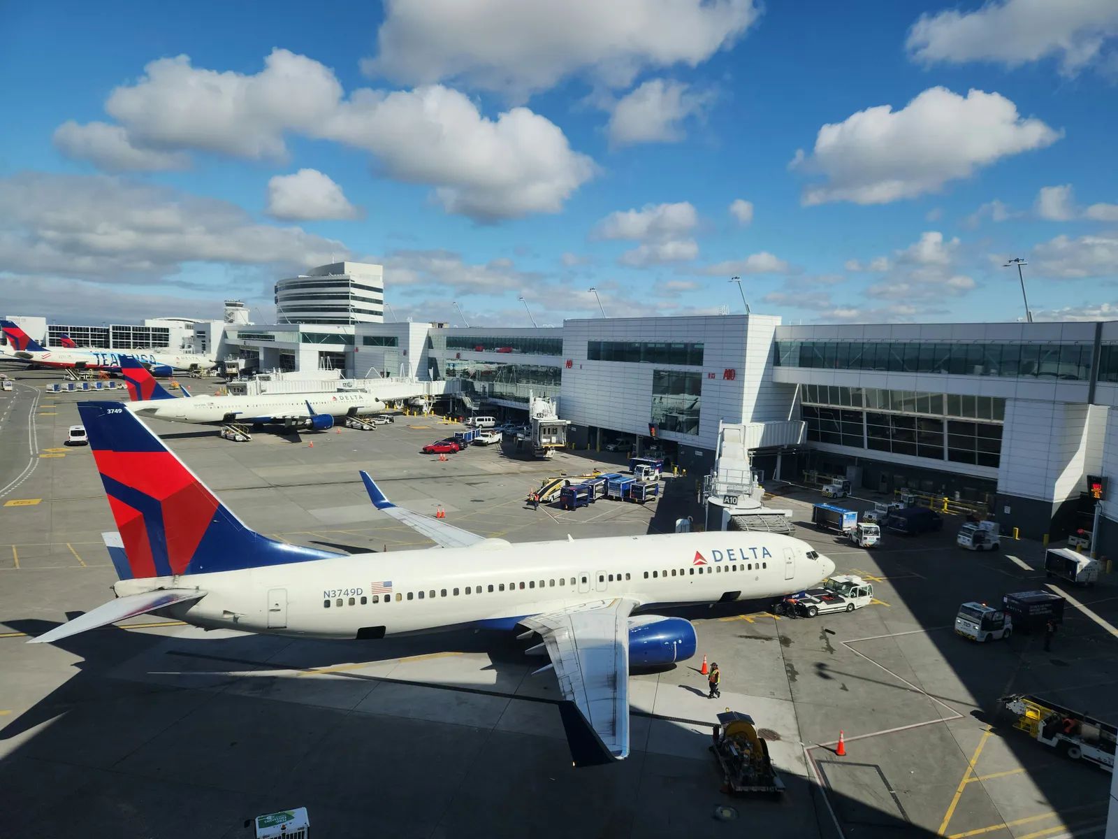 Delta Claims No Battle With Alaska Over Seattle