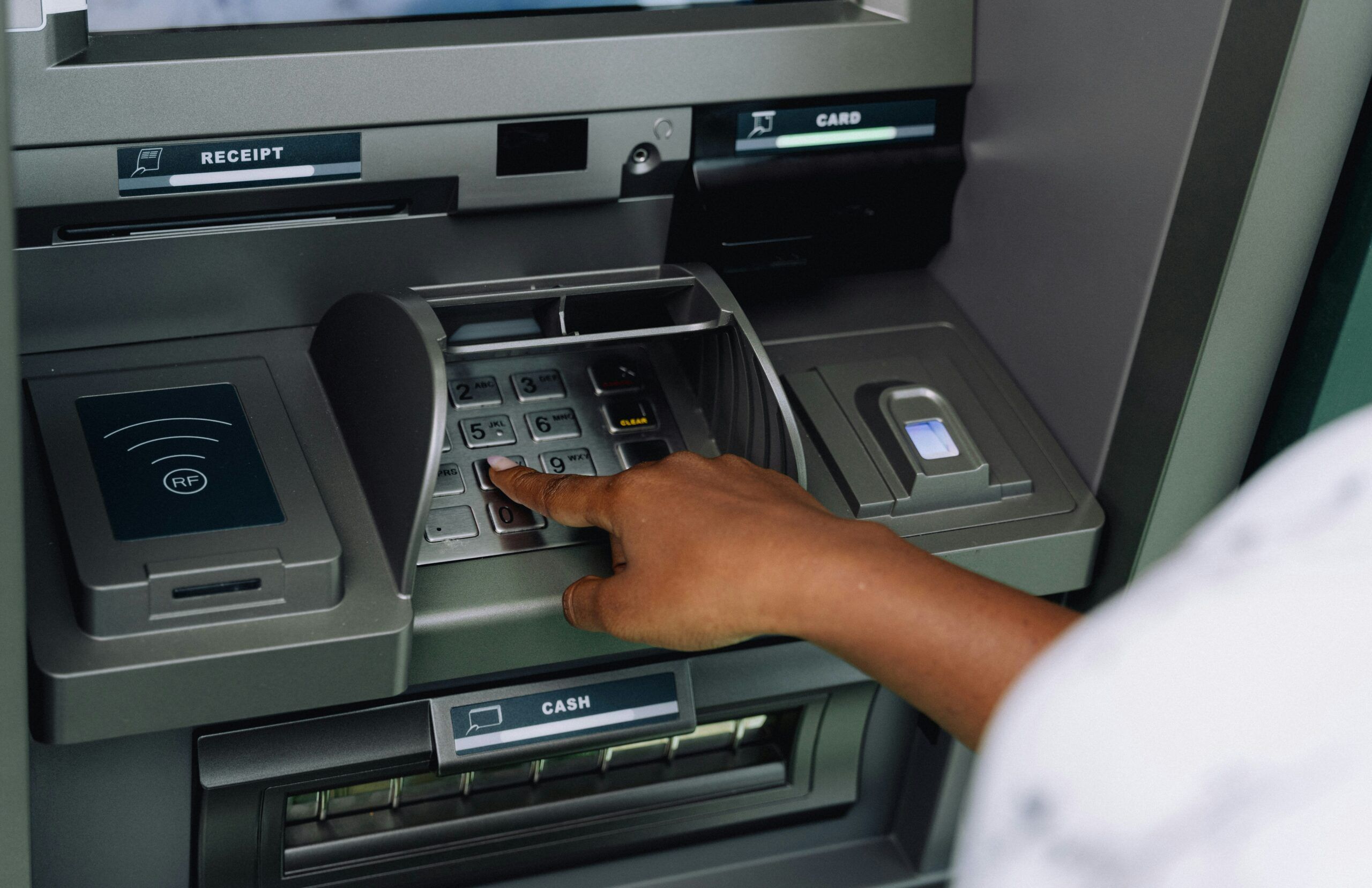 5 Ways to Avoid ATM Fees While Traveling Overseas
