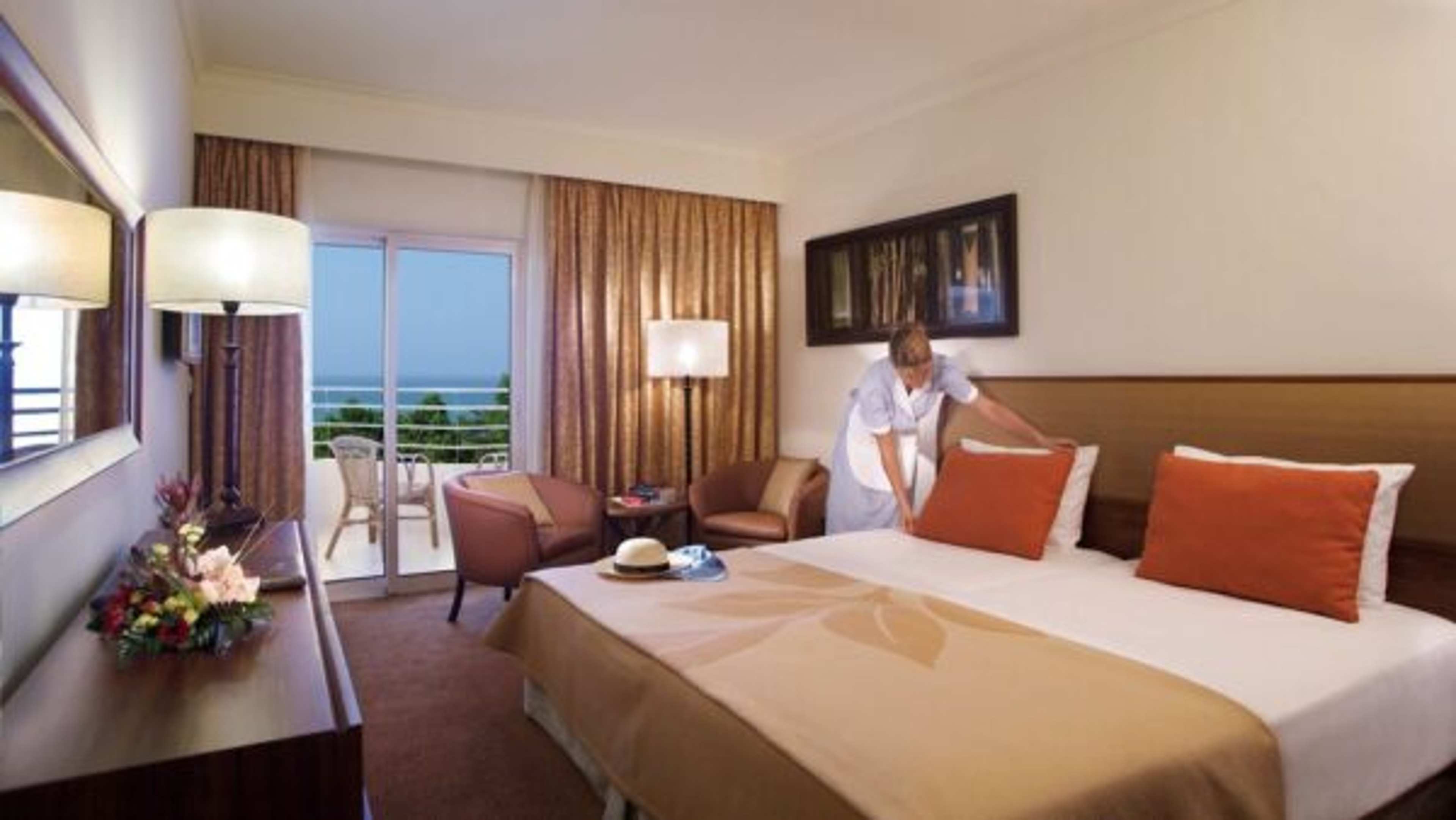 7 Things Hotel Housekeepers Wish You'd Stop Doing Before You Check Out