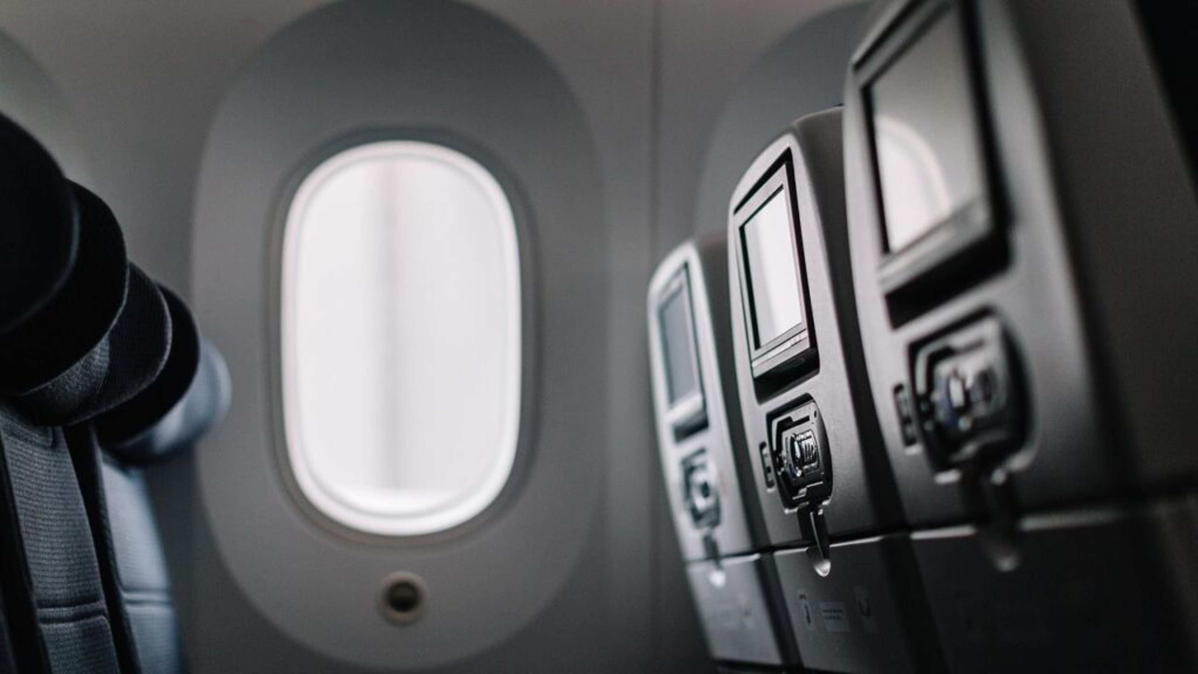 9 Airplane Habits That Make Long Flights Surprisingly Pleasant