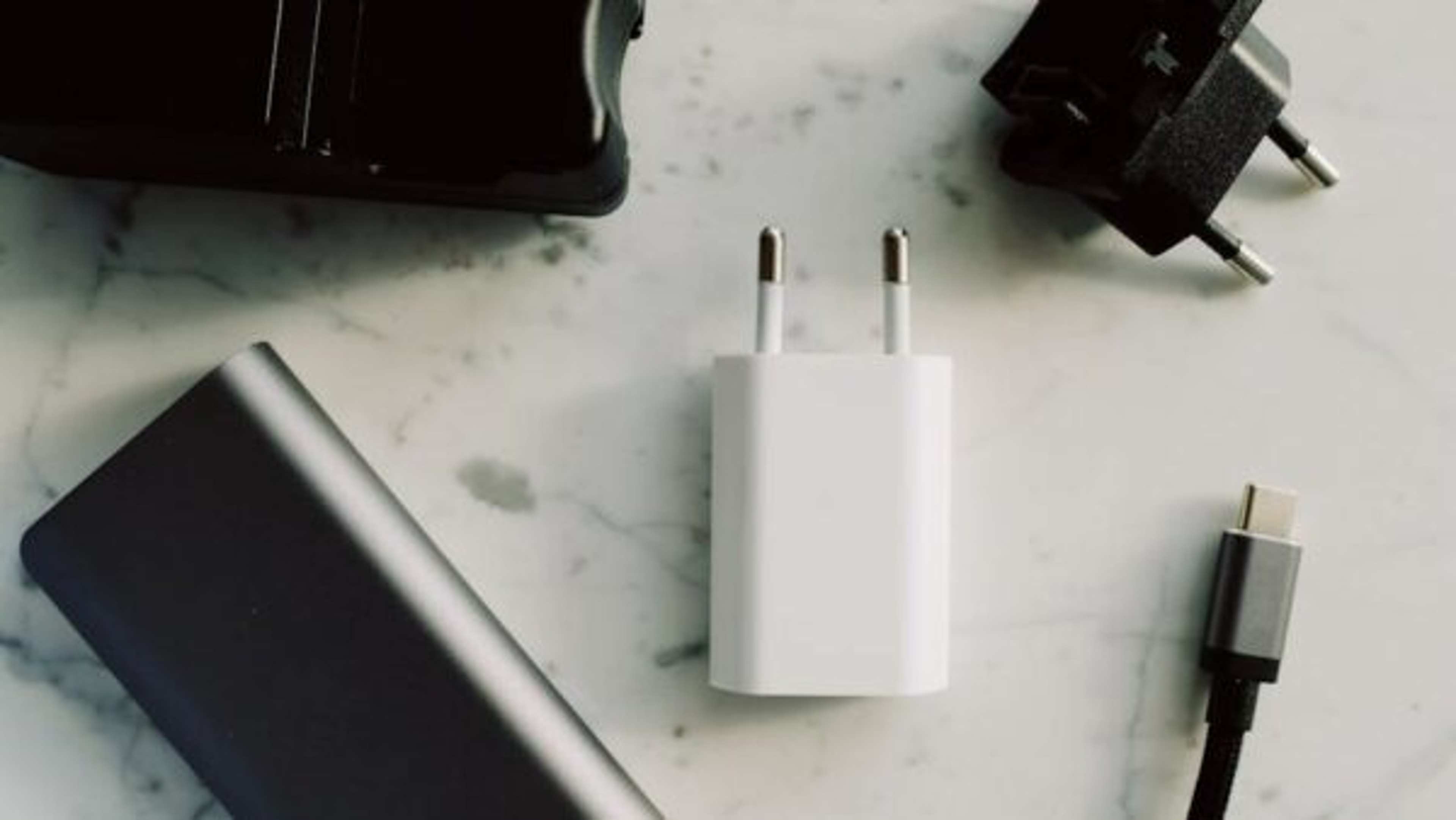 Stop Charging Your Phone in Airports Until You Read This Warning