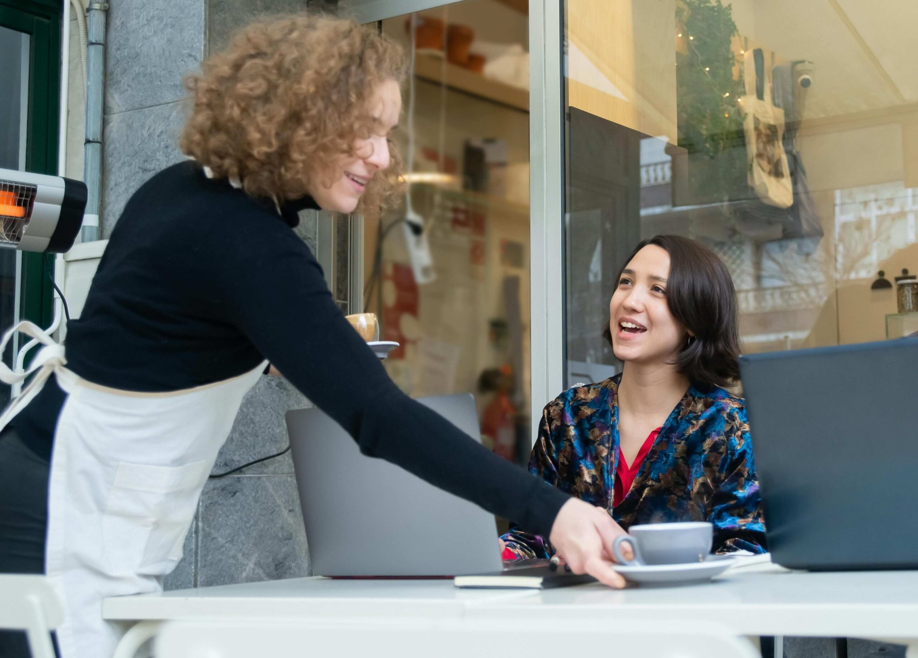 Psychology Says the Reason You Feel a Sudden Burst of Creativity in a Foreign Cafe Is "Body Doubling" With Strangers – Your Brain Finally Feels Safe Enough to Create Because No One Knows Your History