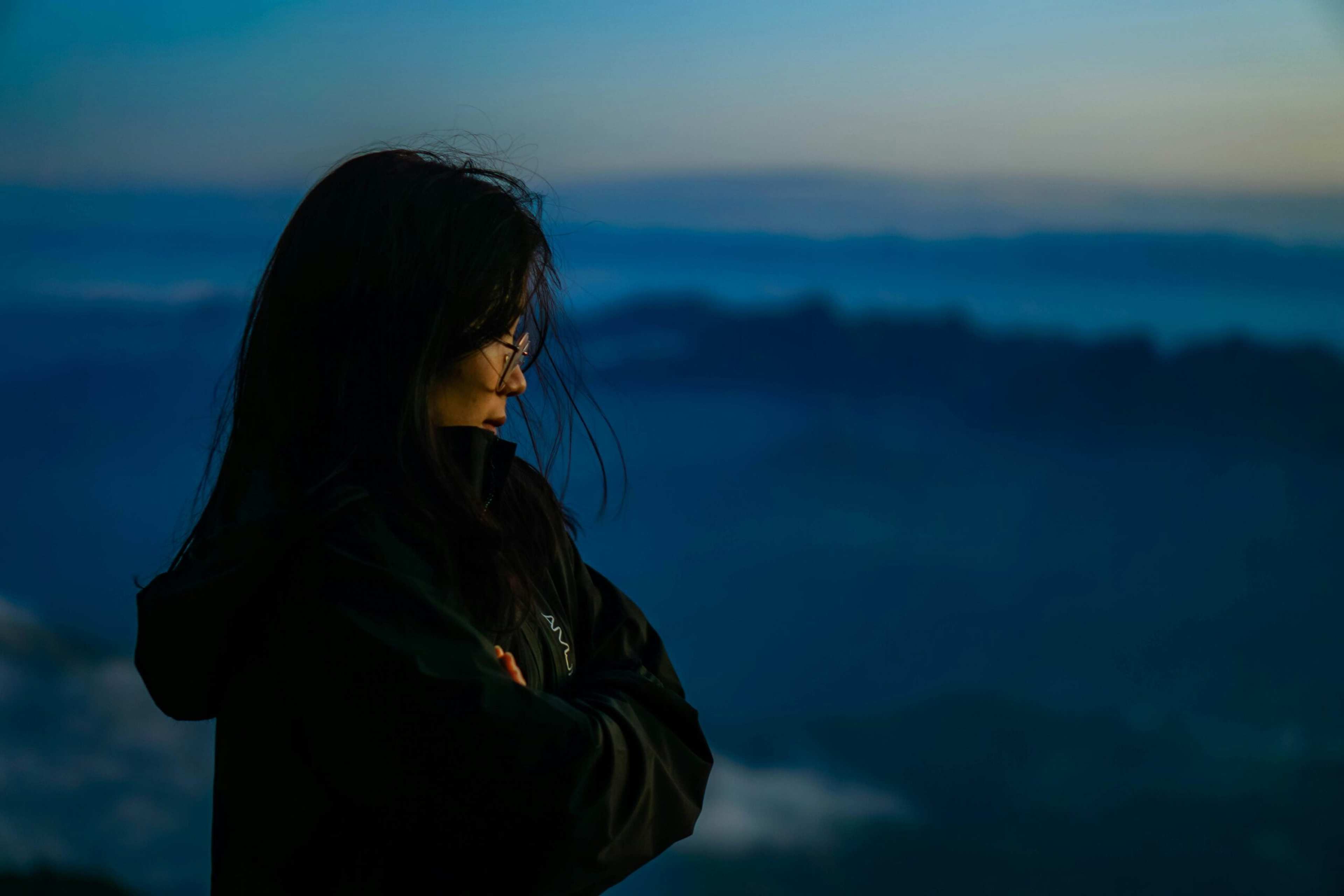 Psychology Says the "Silent Dark Retreat" Is the Ultimate 2026 Status Symbol for a Brain That Has Been Fractured by 10-Second Video Clips