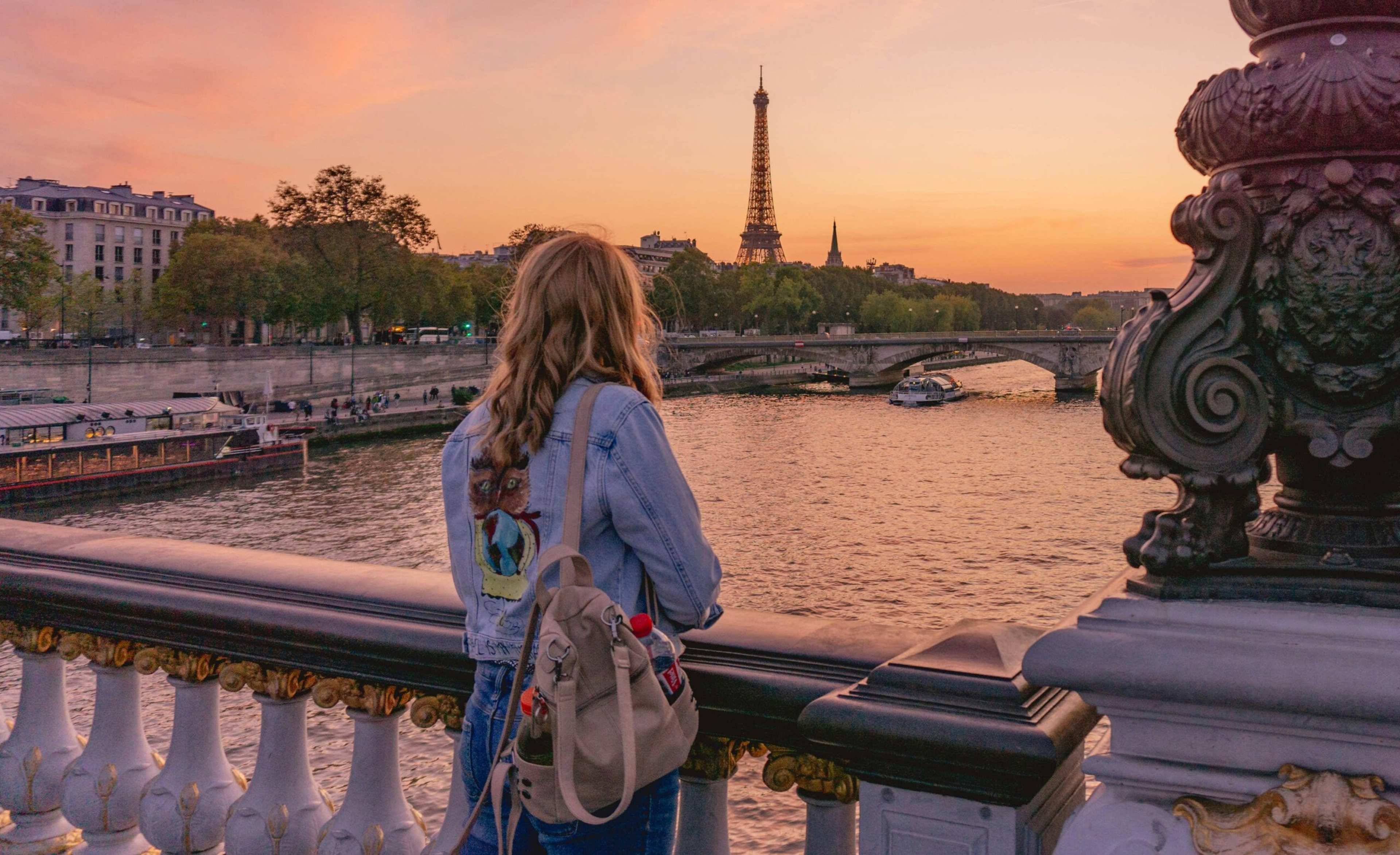 Psychology Says People Who Refuse to Wear "Tourist Gear" Are Actually Navigating a Deep-Seated Fear of Being Seen as Vulnerable or Uninformed