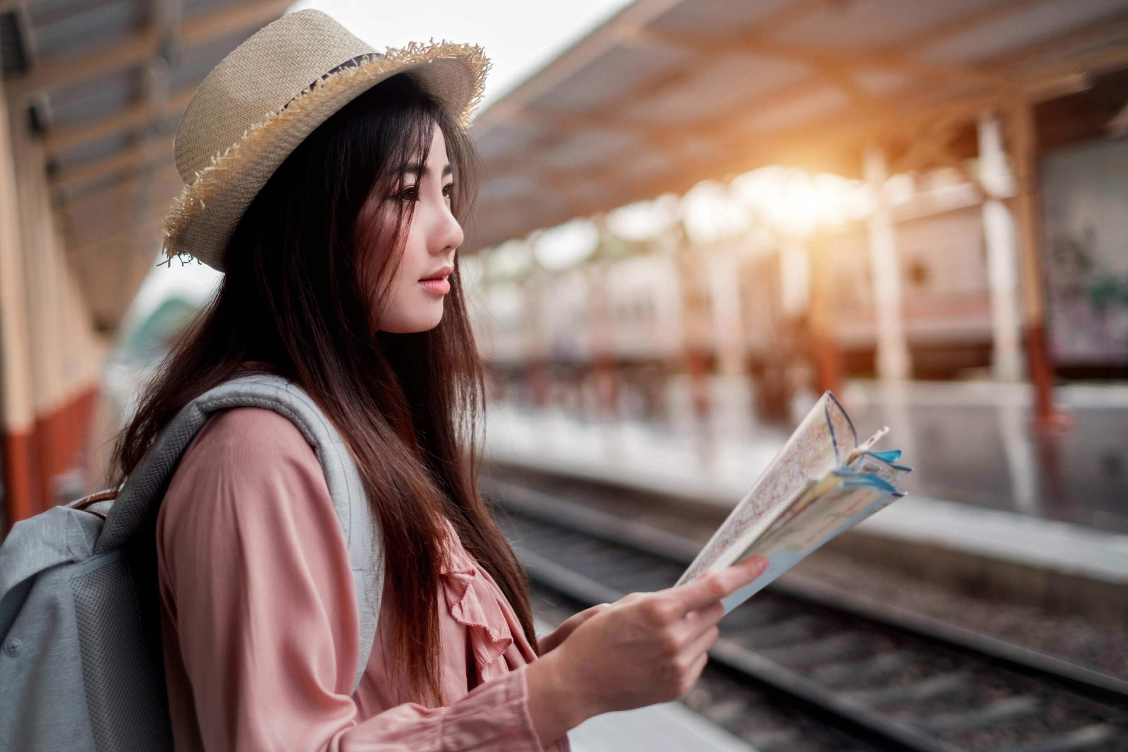 The Subtle Reason You Only Travel Solo Is That You're Tired of Being the "Emotional Tour Guide" for Everyone Else's Experience