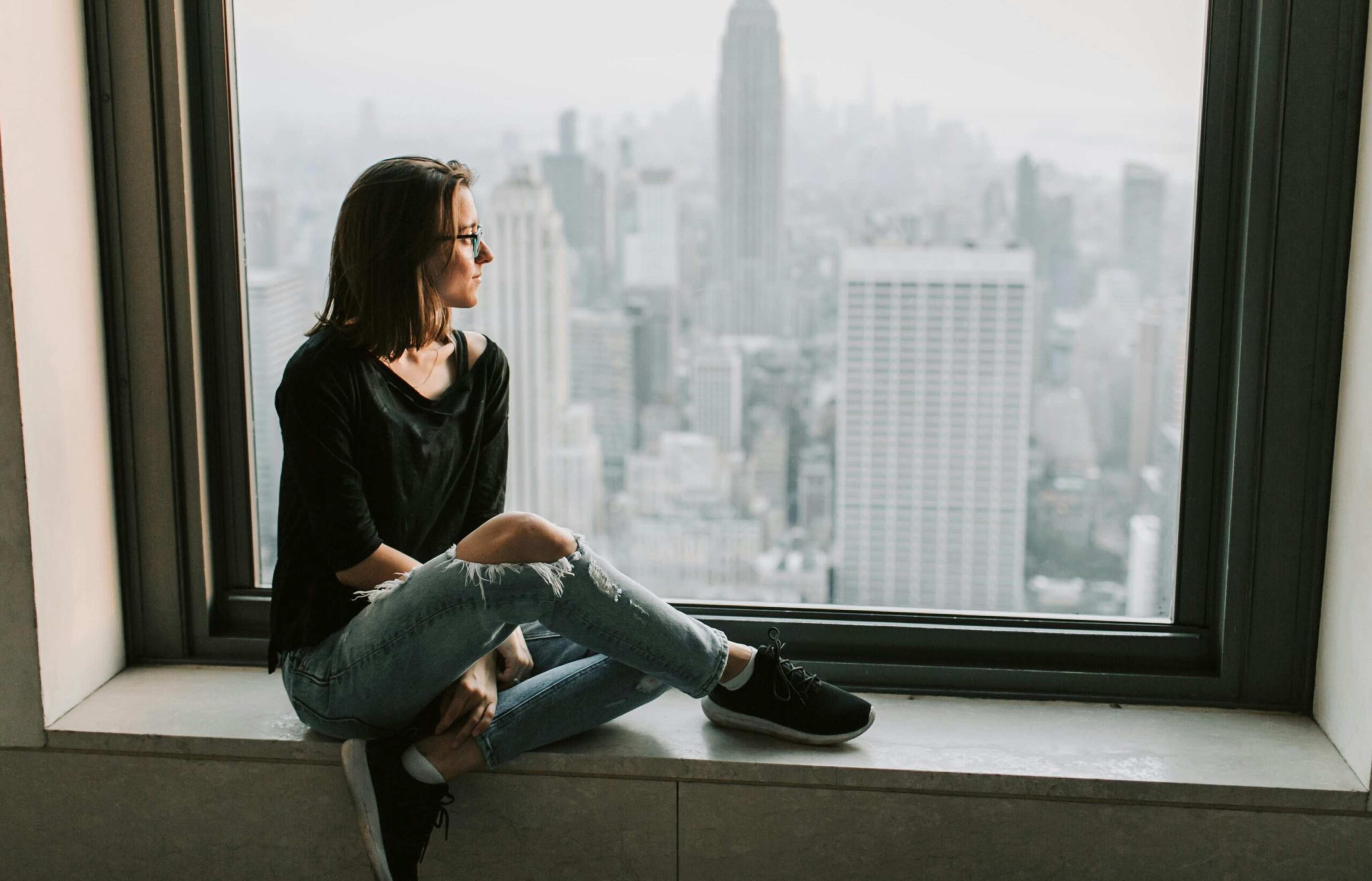 Psychology Says the "Serial Expat" Who Moves Every Two Years Is Actually Looking for a Version of Home That Their Childhood Never Provided
