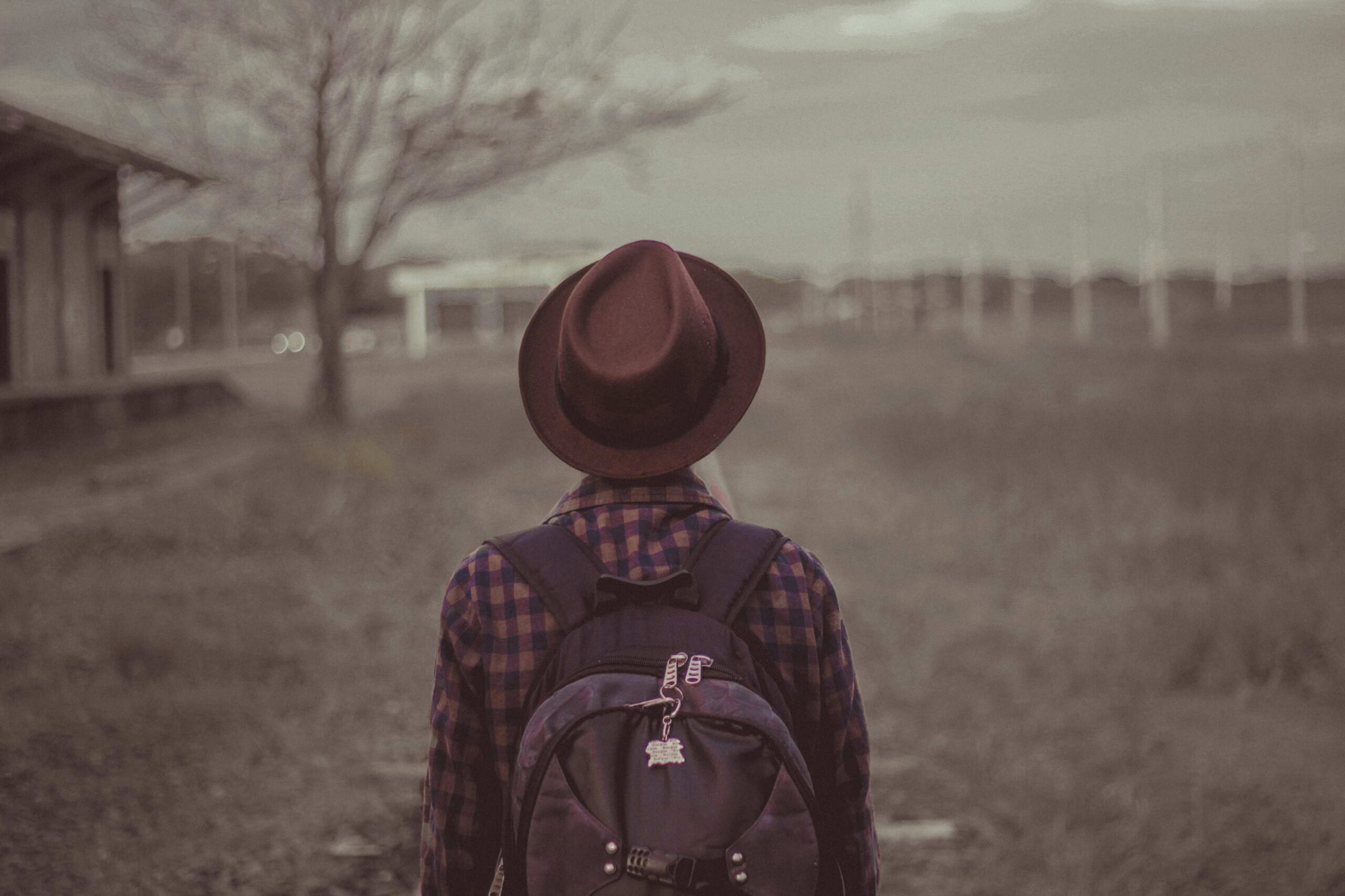 Psychology Says the "Nostalgia Traveler" Who Only Visits Places From Their Childhood Is Actually Trying to "Rewrite" a Memory That Still Hurts