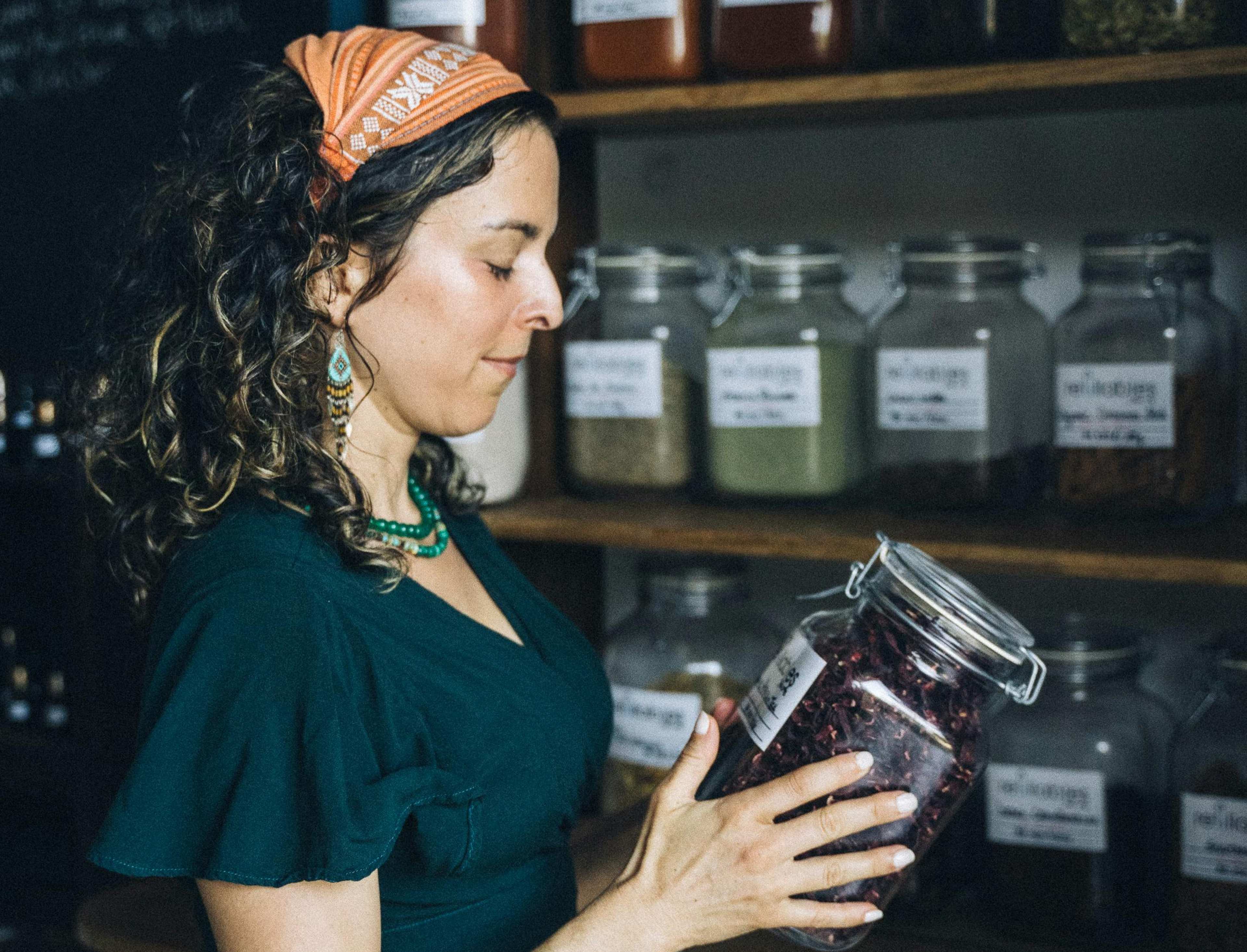 Psychology Says the Reason You Obsessively Smell Local Spices in Markets Is a 9-Point "Sensory Grounding" Technique Used to Anchor a Displaced Inner Child