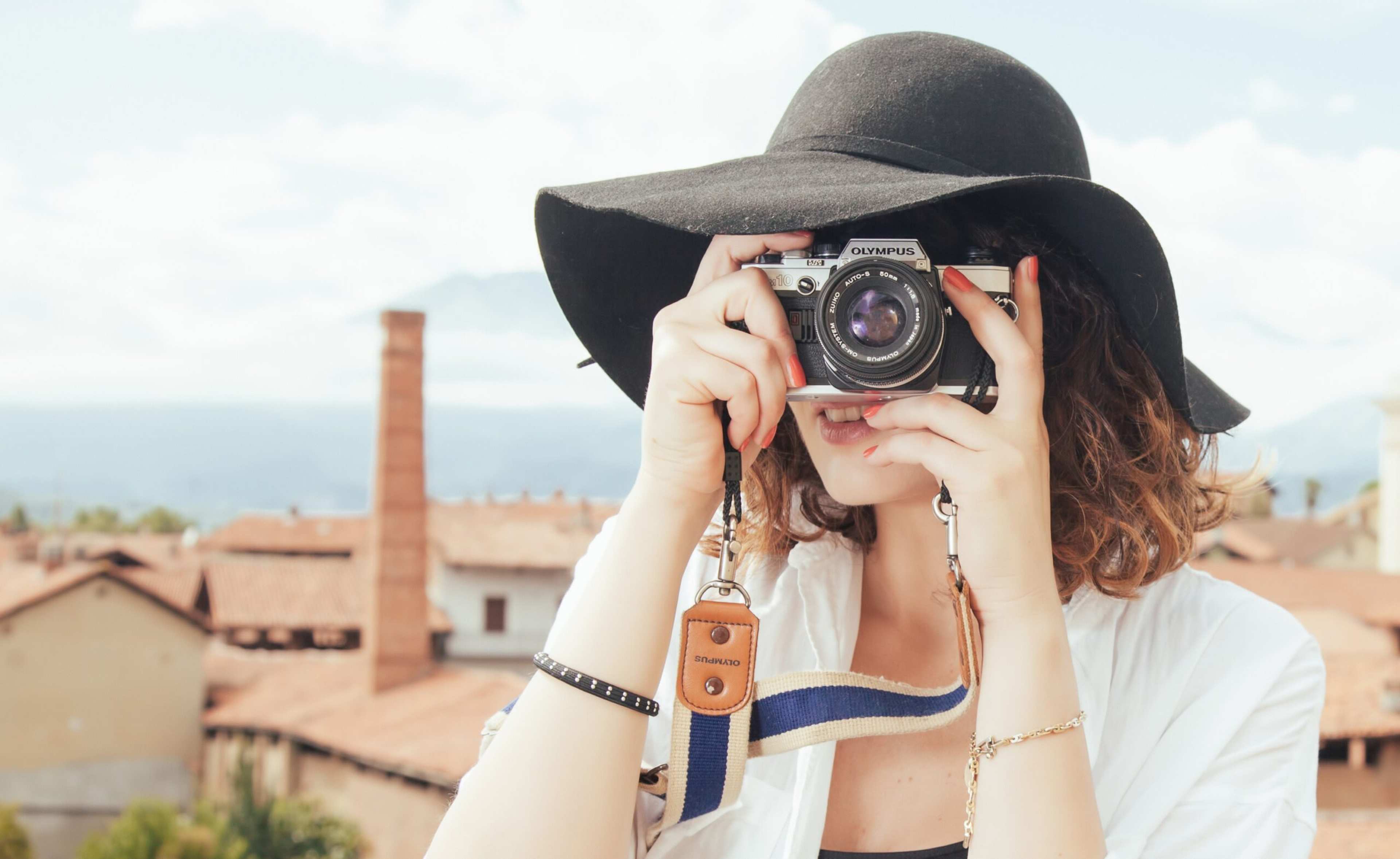 Psychology Says People Who Always Volunteer to Be the "Group Photographer" Are Often Using the Lens as a Shield to Observe Life Without Having to Participate in the Intimacy