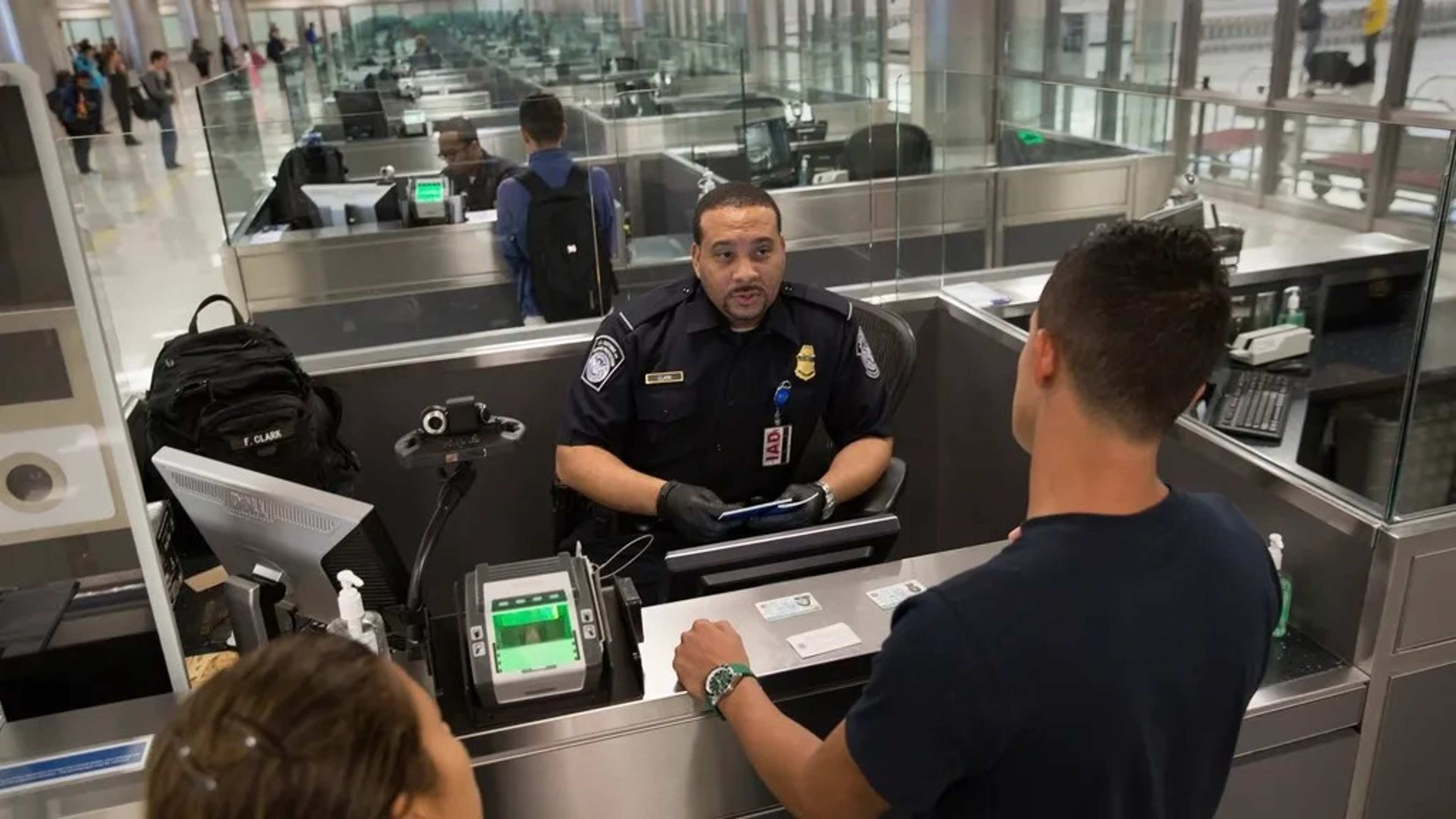 14 Things Customs Agents Quietly Tell Returning Travelers Over 60 When No One Else Is Listening