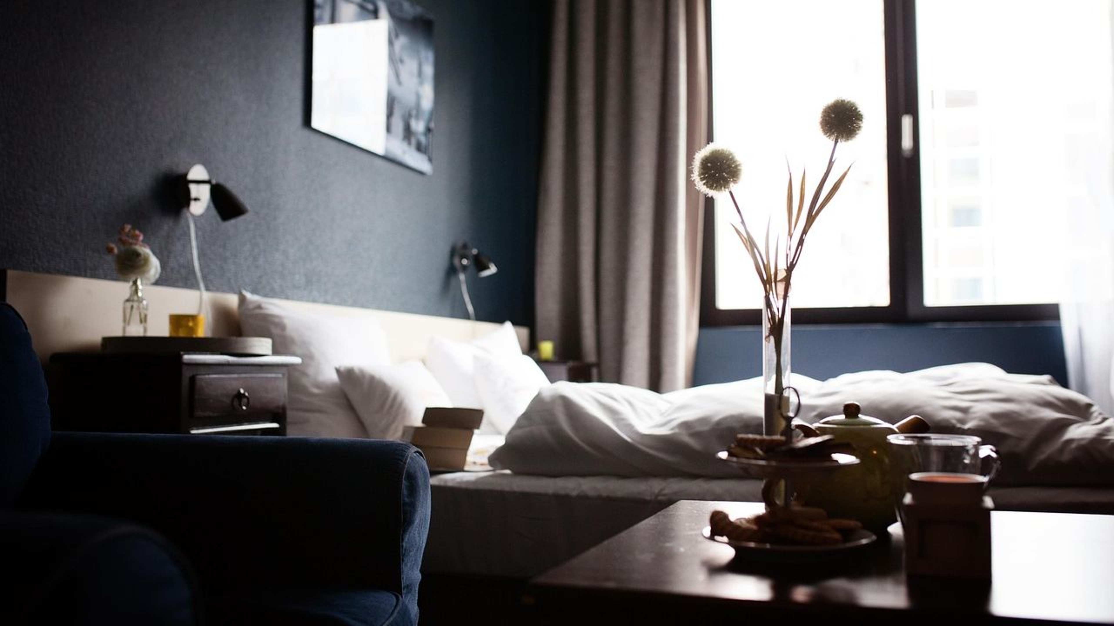 15 Things Hotel Managers Quietly Tell Staff About Guests Over 60 That Most Visitors Never Hear