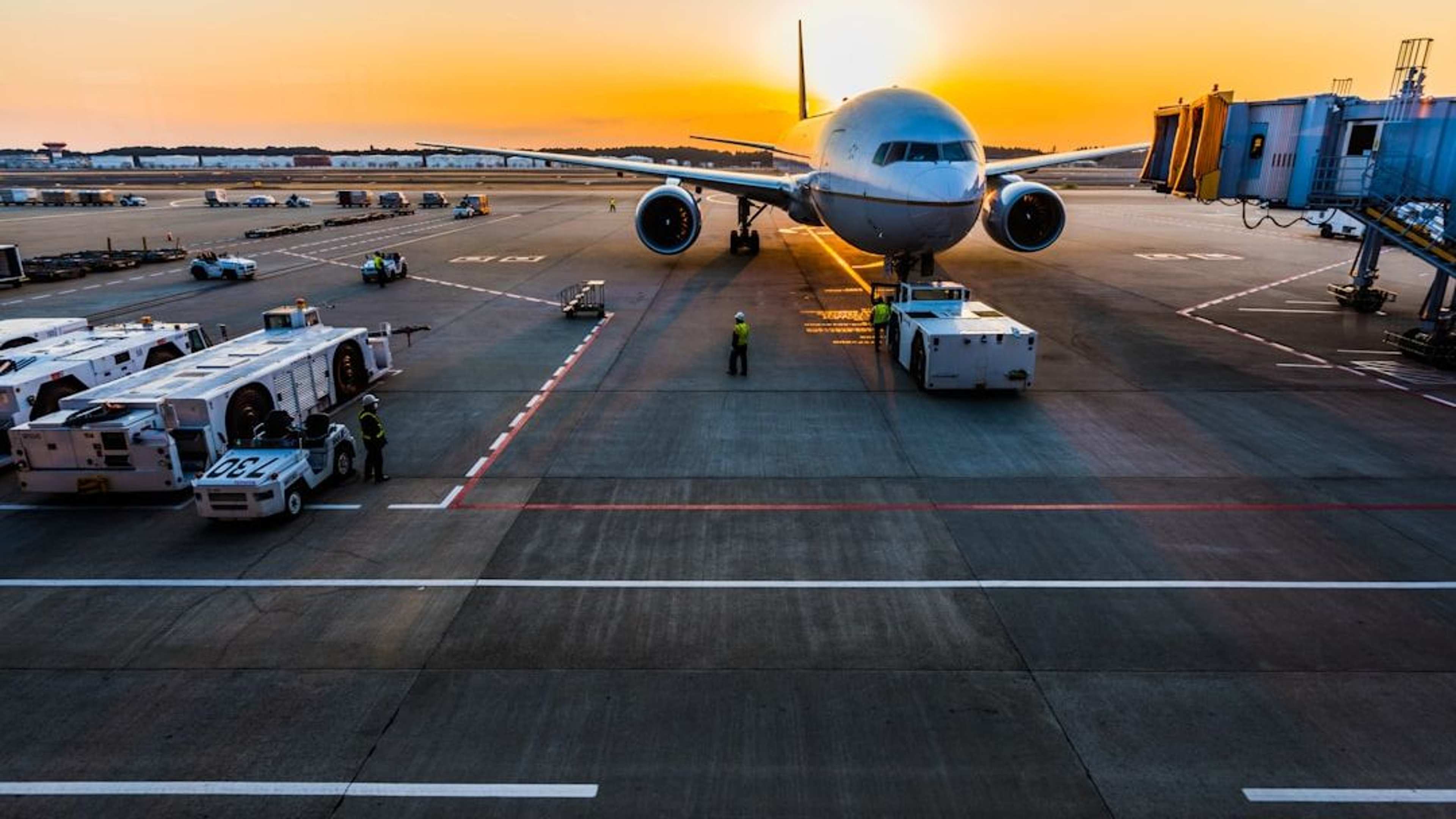 14 Secrets Every Airline Upgrade Agent Keeps for Frequent Flyers Over 60 Who Ask the Right Way