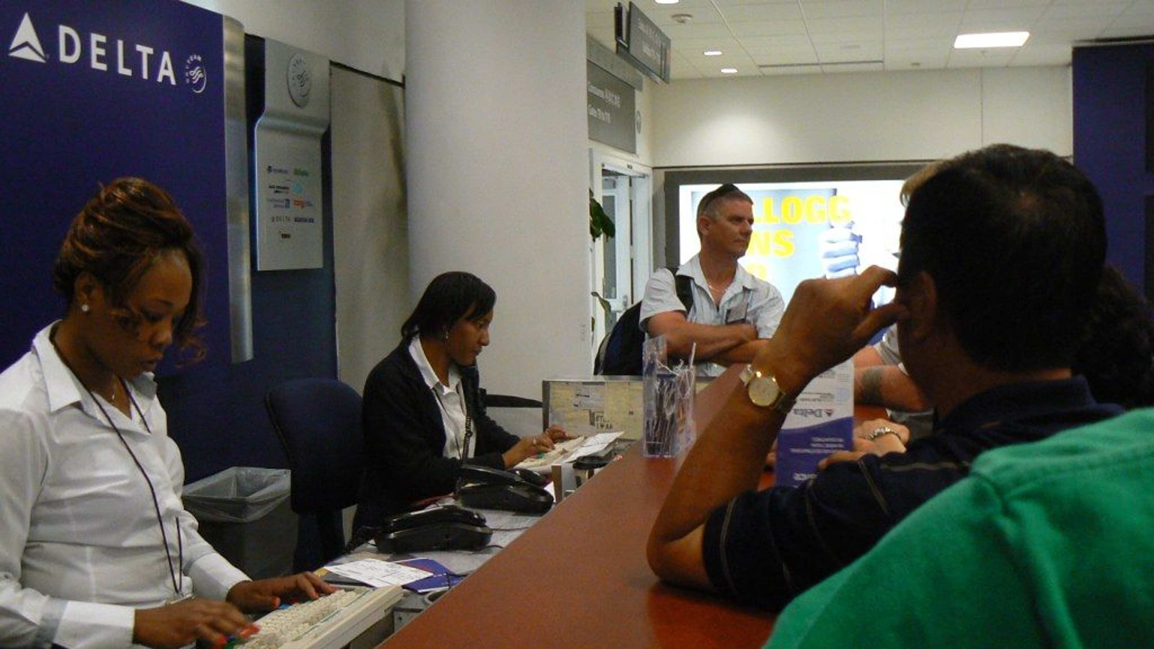 13 Things Gate Agents Quietly Do for Experienced Travelers Over 60 Before They Even Reach the Desk