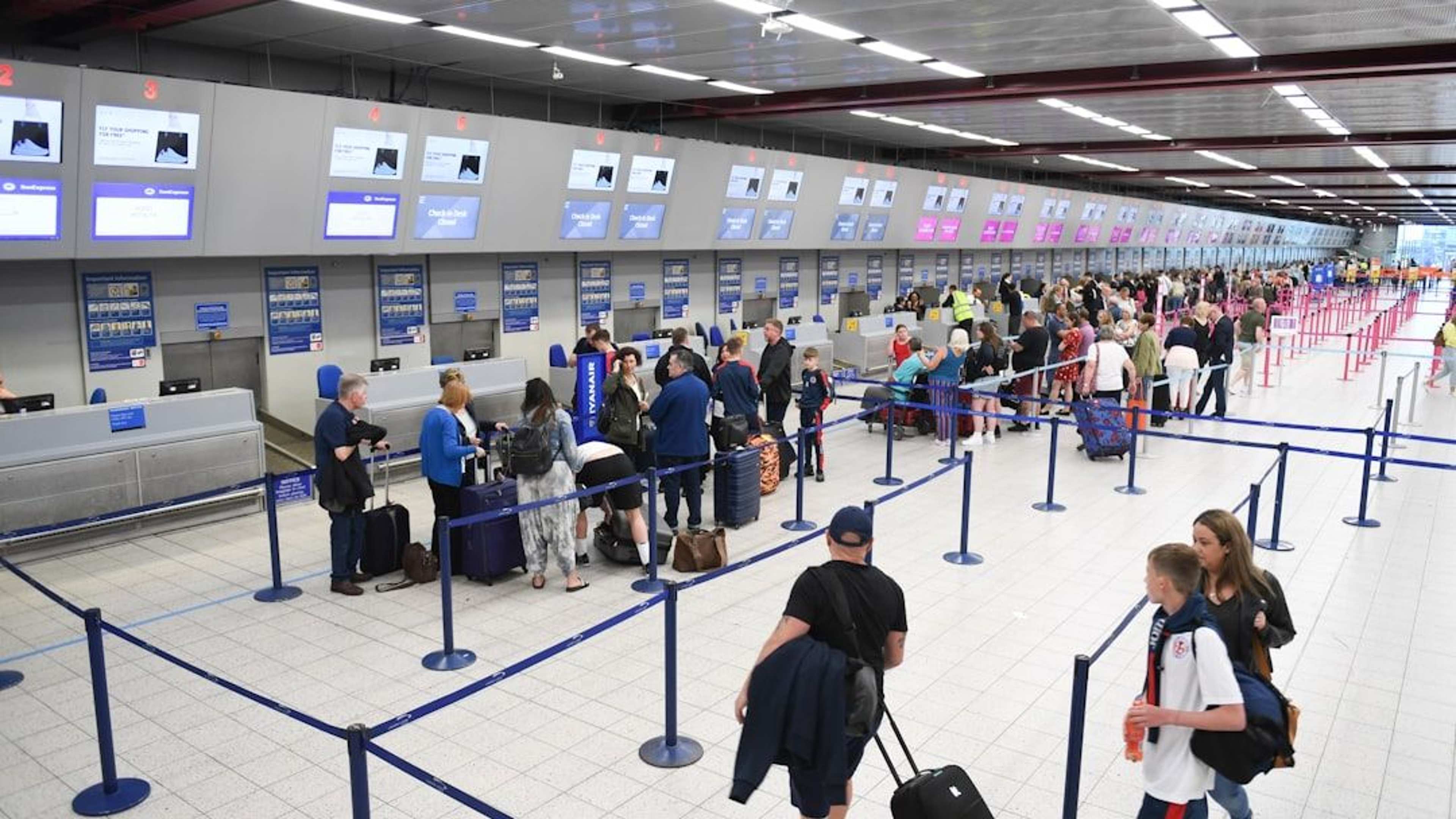17 Signs Airport Security Staff Quietly Look for the Moment a Traveler Over 60 Steps Into the Line