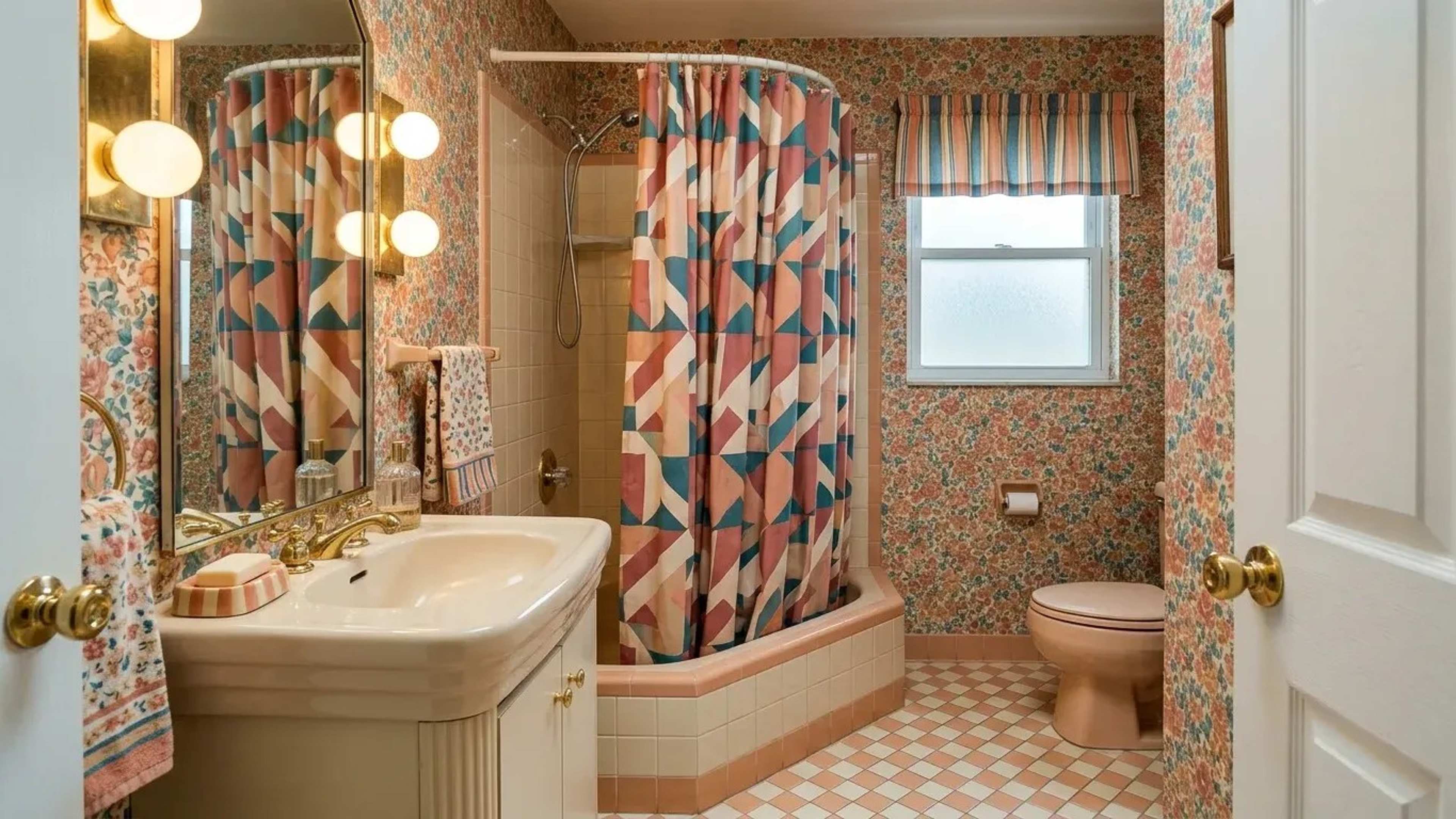 23 Features of 1980s Bathrooms That Would Baffle Any Homeowner Under 30