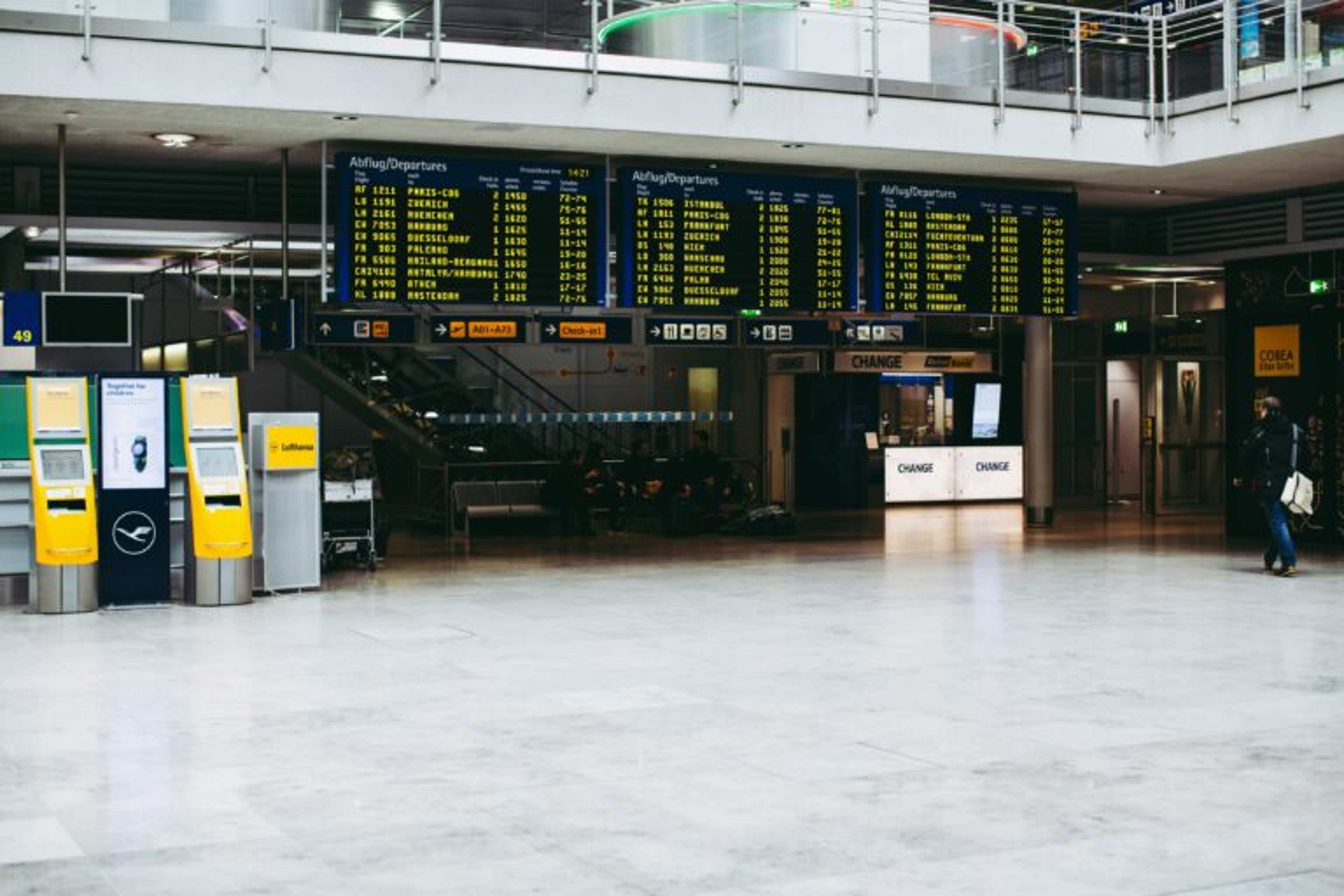 13 Things Airport Currency-Exchange Staff Quietly Do for Travelers Over 60 Who Look Unsure