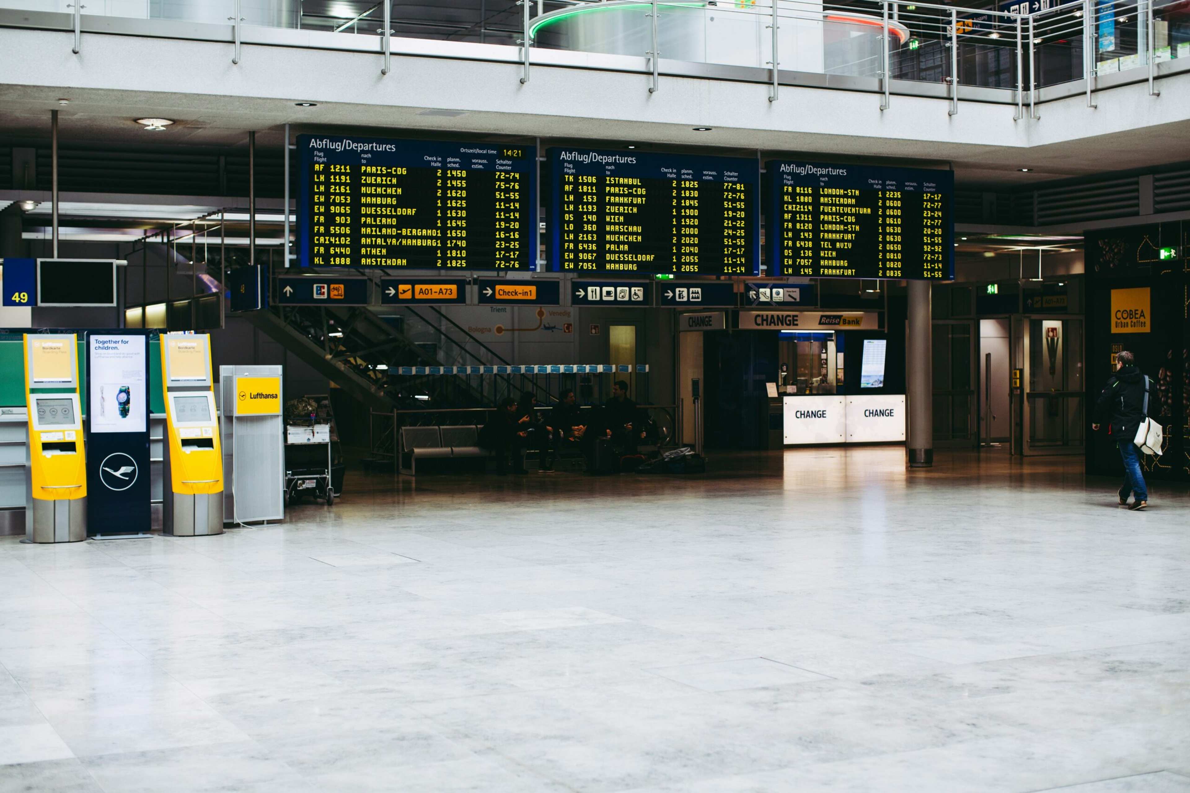 13 Things Airport Currency-Exchange Staff Quietly Do for Travelers Over 60 Who Look Unsure