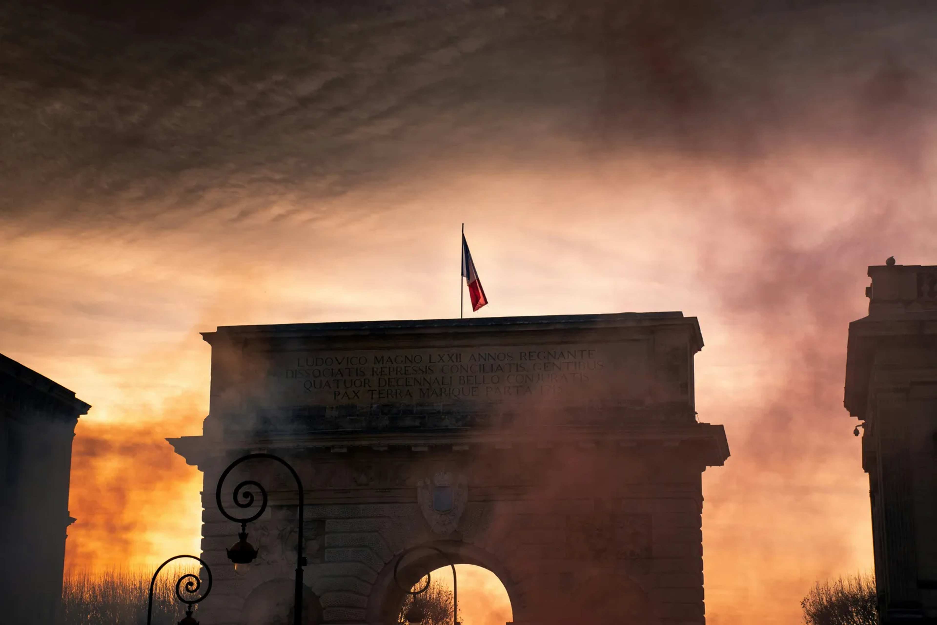 20,000 Evacuated as Wildfire Threatens French Atlantic Coast Resorts