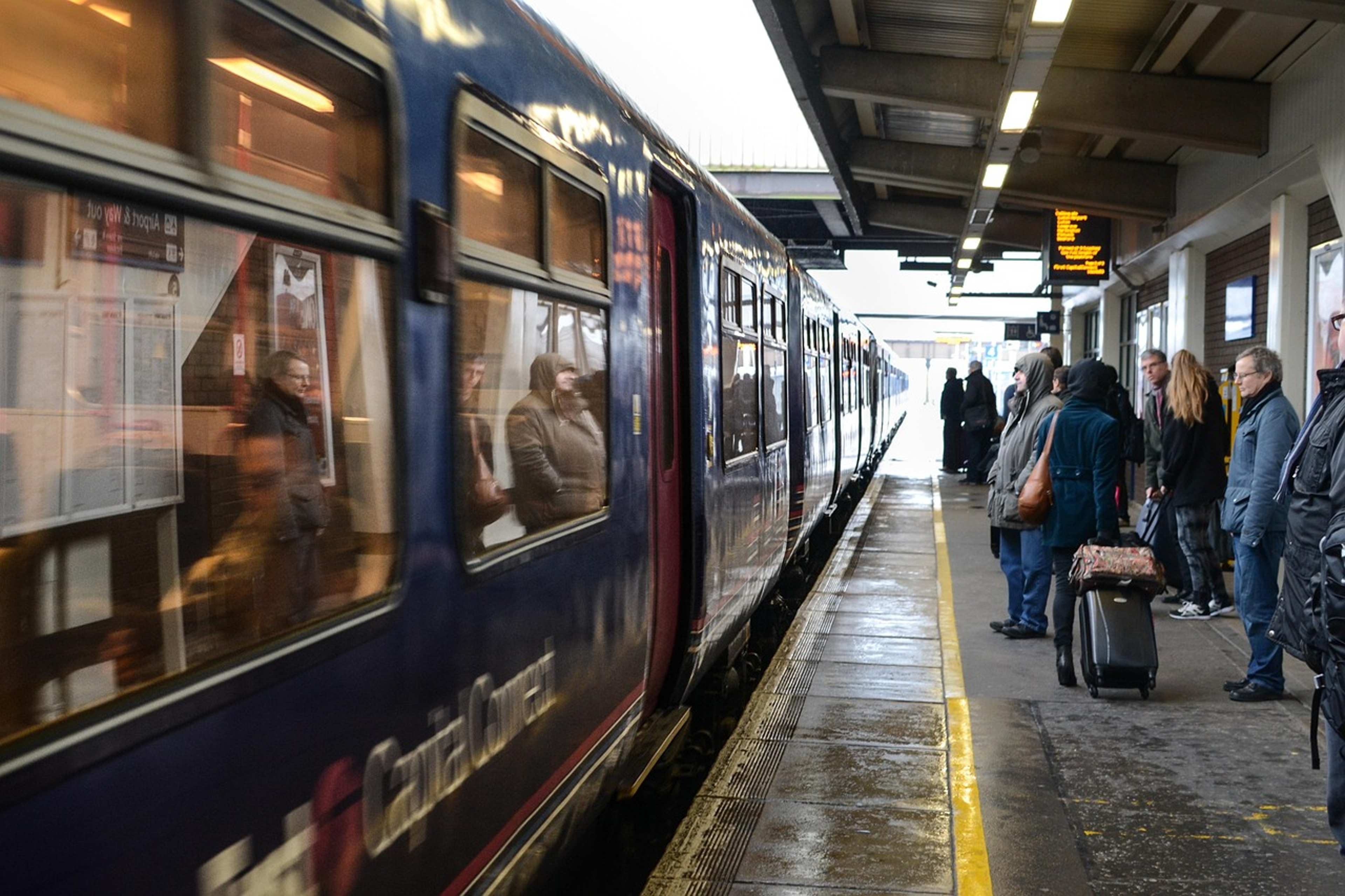 The 9 Travel Mistakes That Make Tourists Easy Targets for Pickpockets