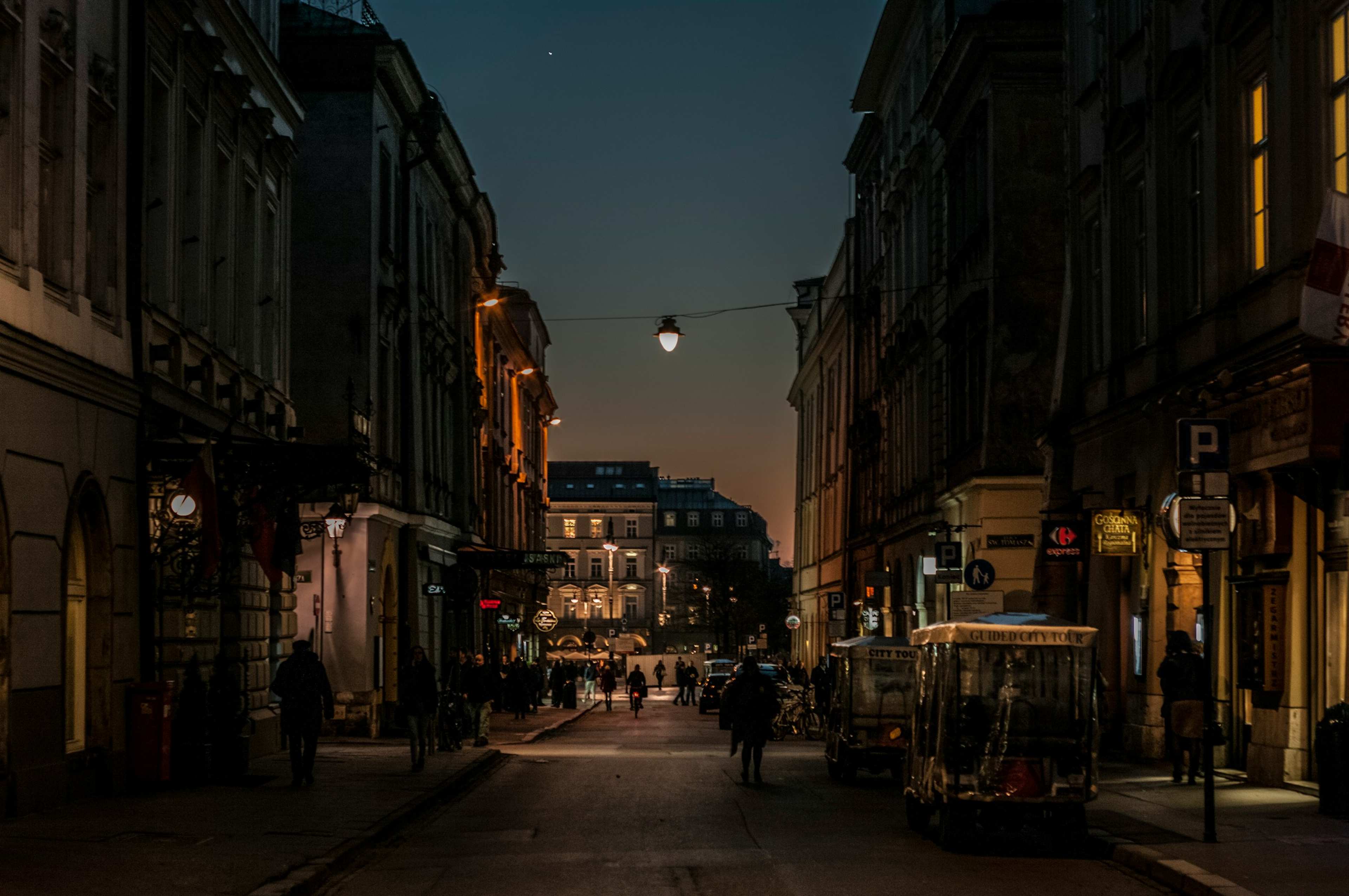 5 Reasons Some Travelers Feel More Anxious at Night in an Unfamiliar City