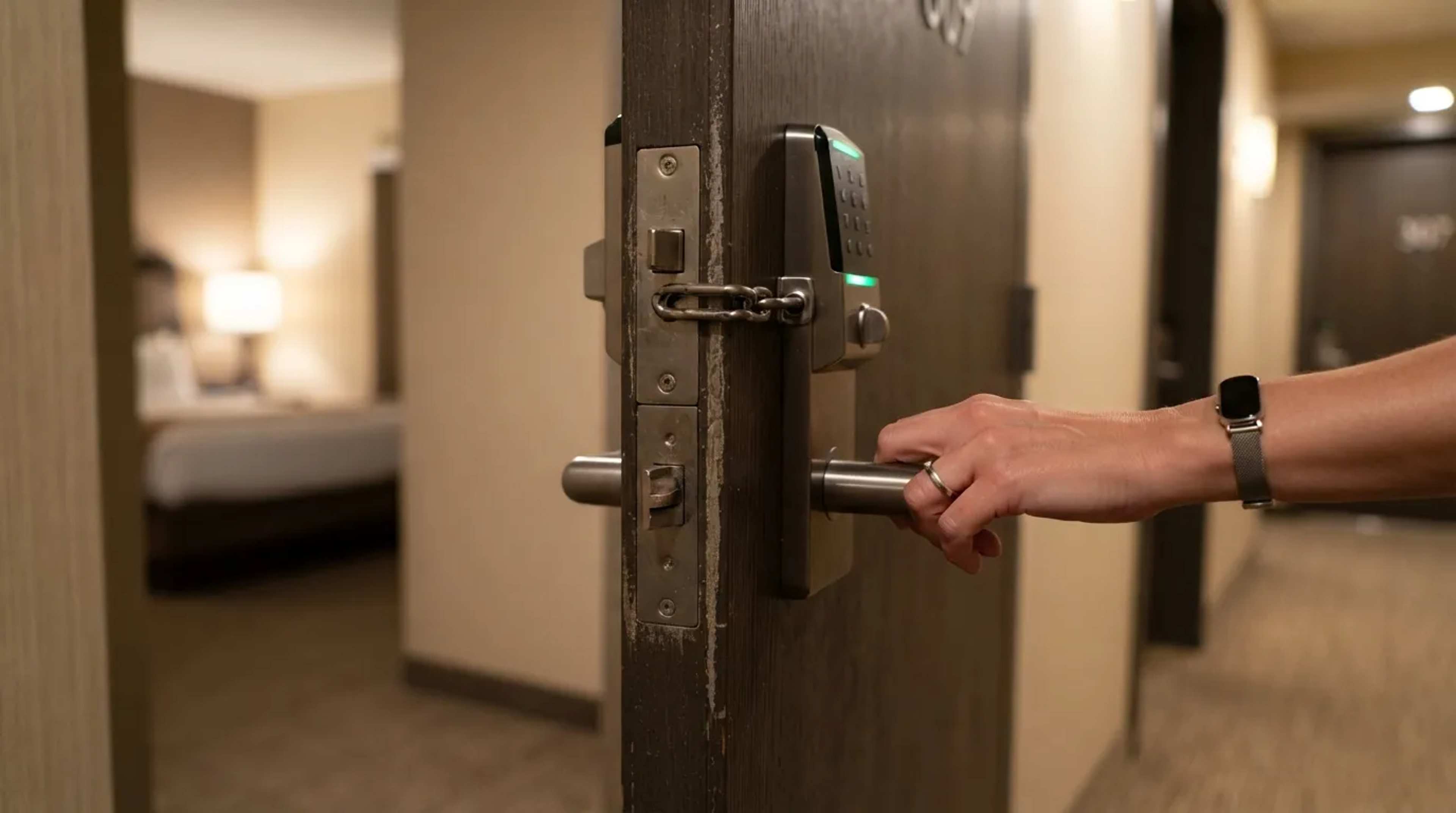 16 Things Experienced Travelers Do the Moment They Reach a Hotel Room