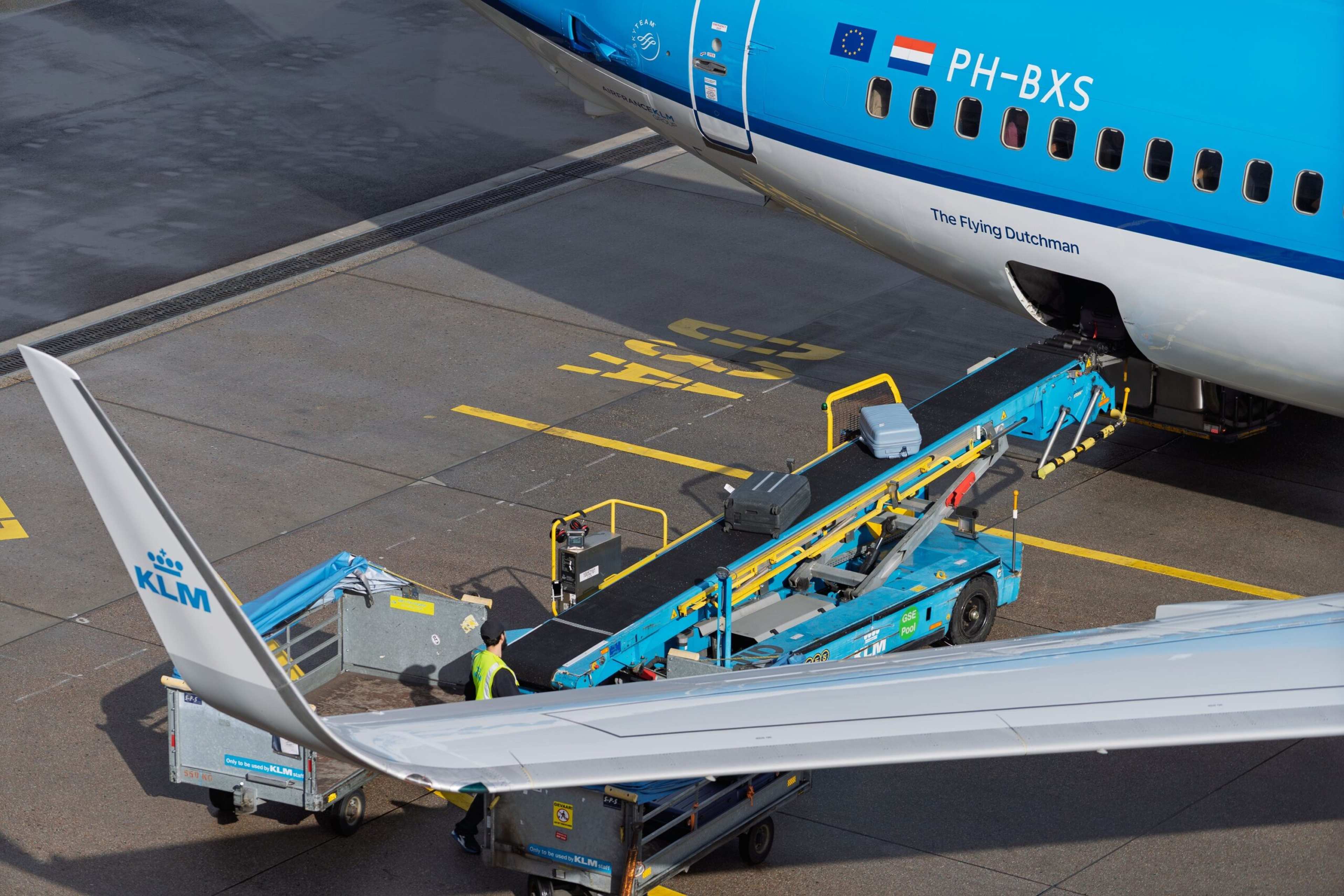8 Things Baggage Handlers Wish People Knew About Fragile Labels