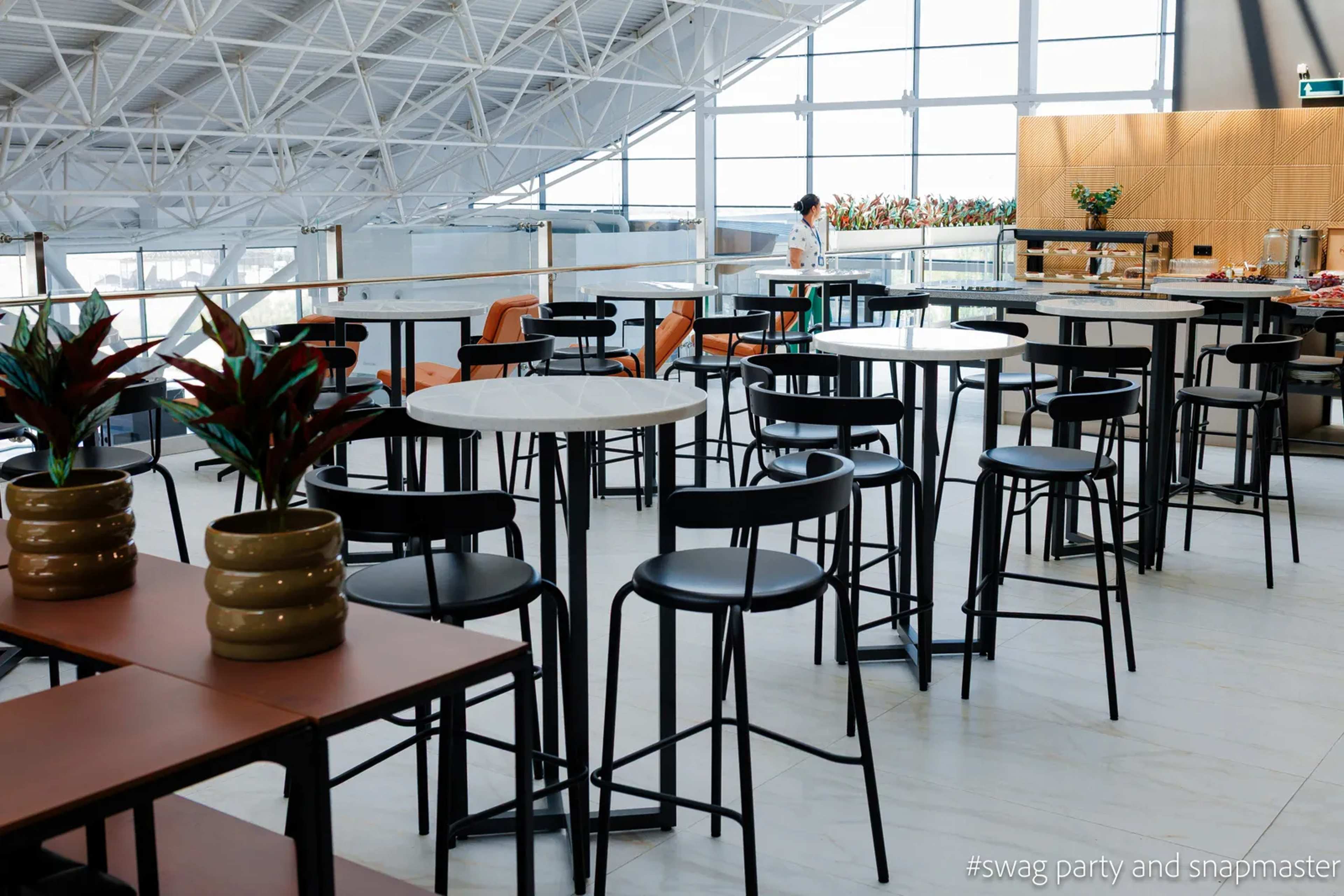 Seven Cards Extend Lounge Access to Authorized Users