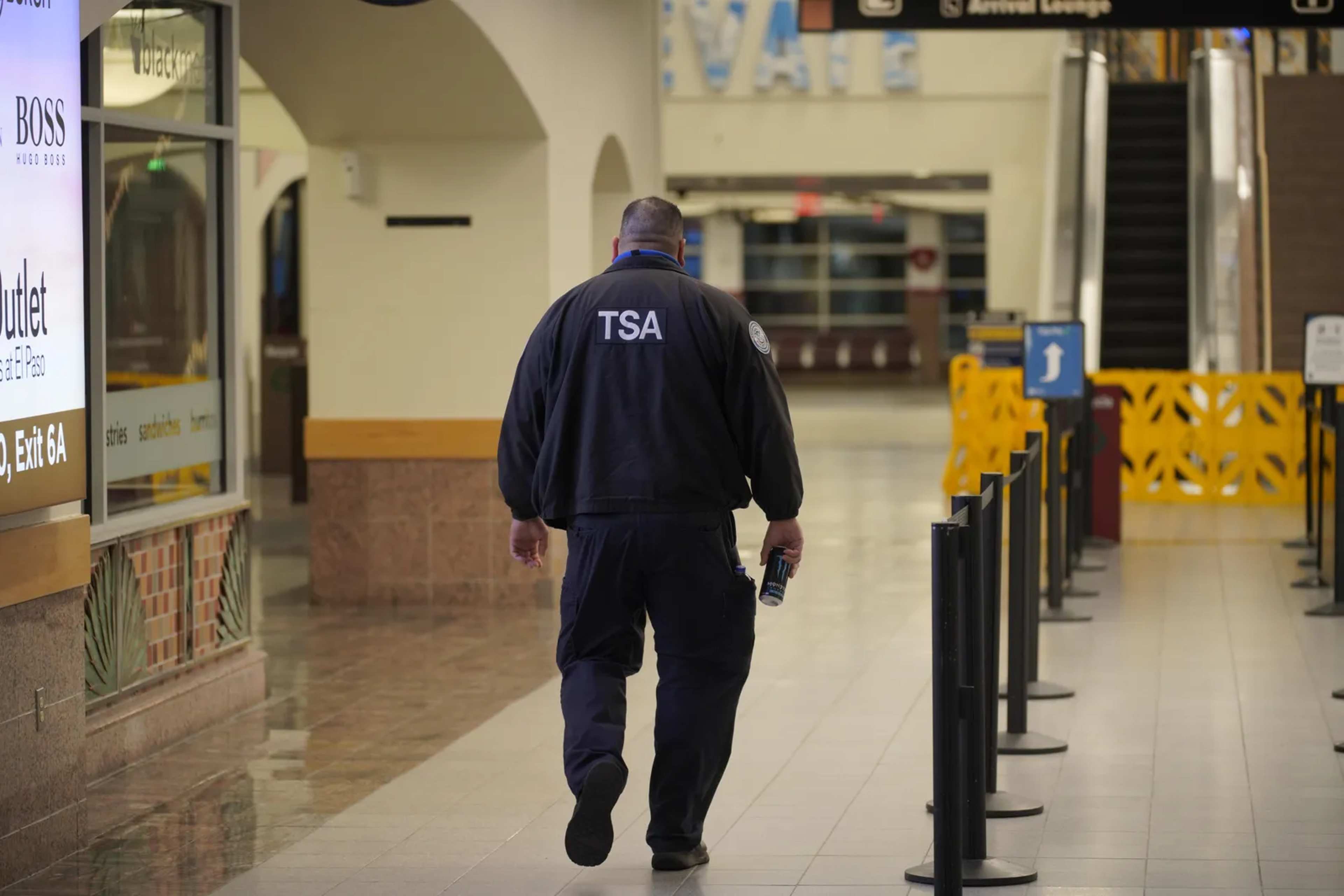 TSA Officers Now Required To Stand While On Duty