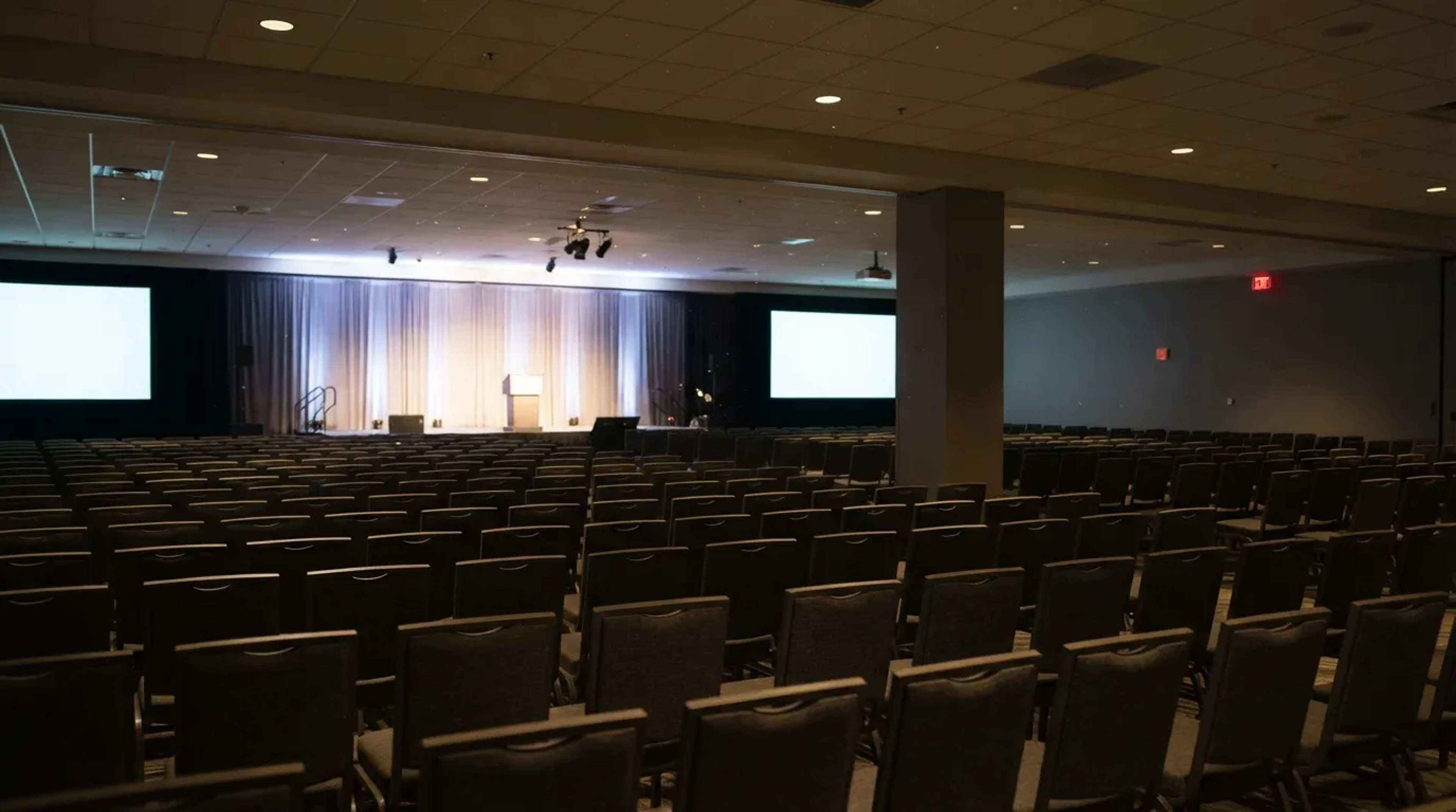 16 Things Hotel Event Teams Notice About a Room Before Anybody Performs