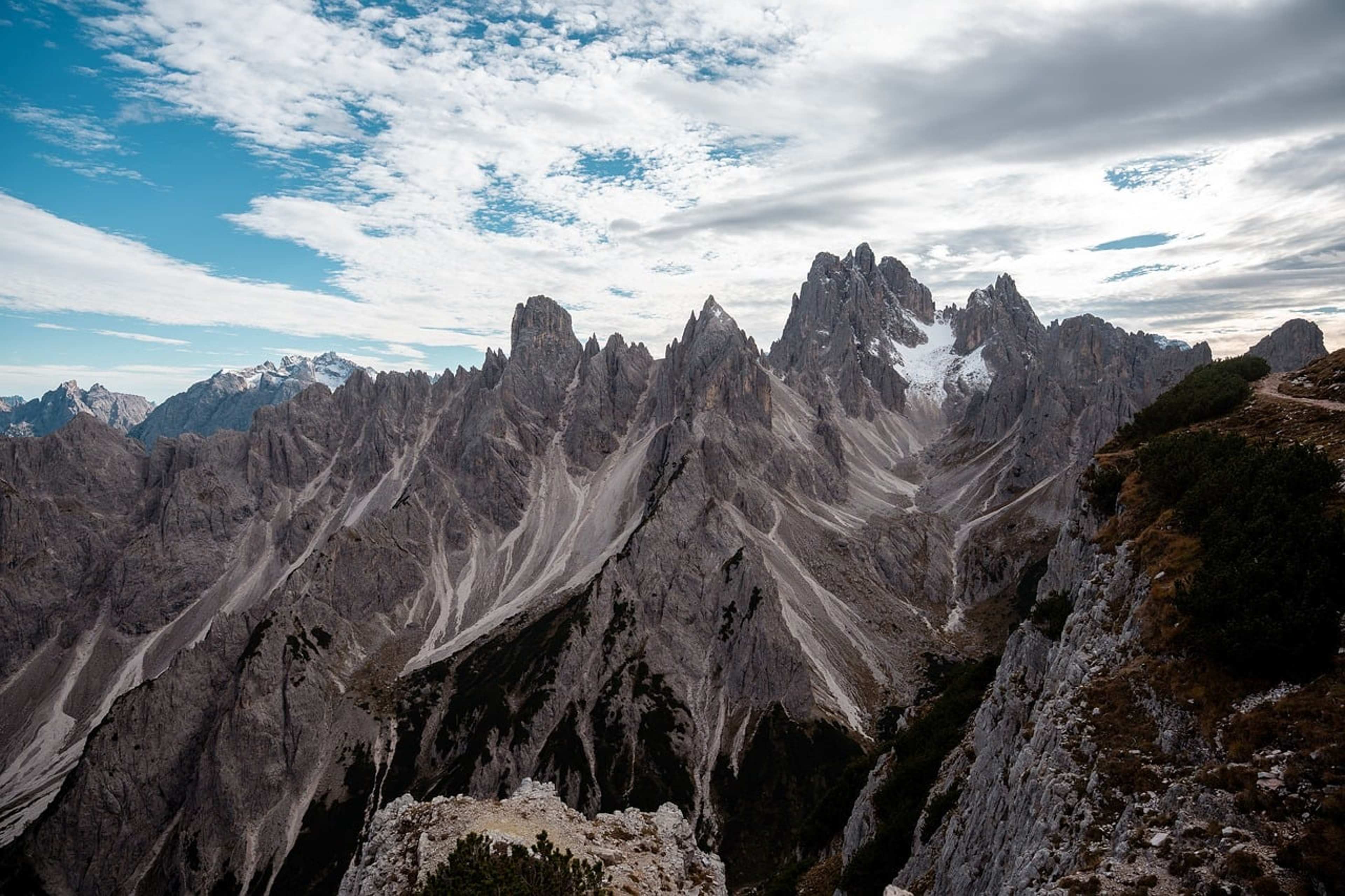 US Tourist Falls 1,000 Feet To Her Death Chasing Mountain Photo
