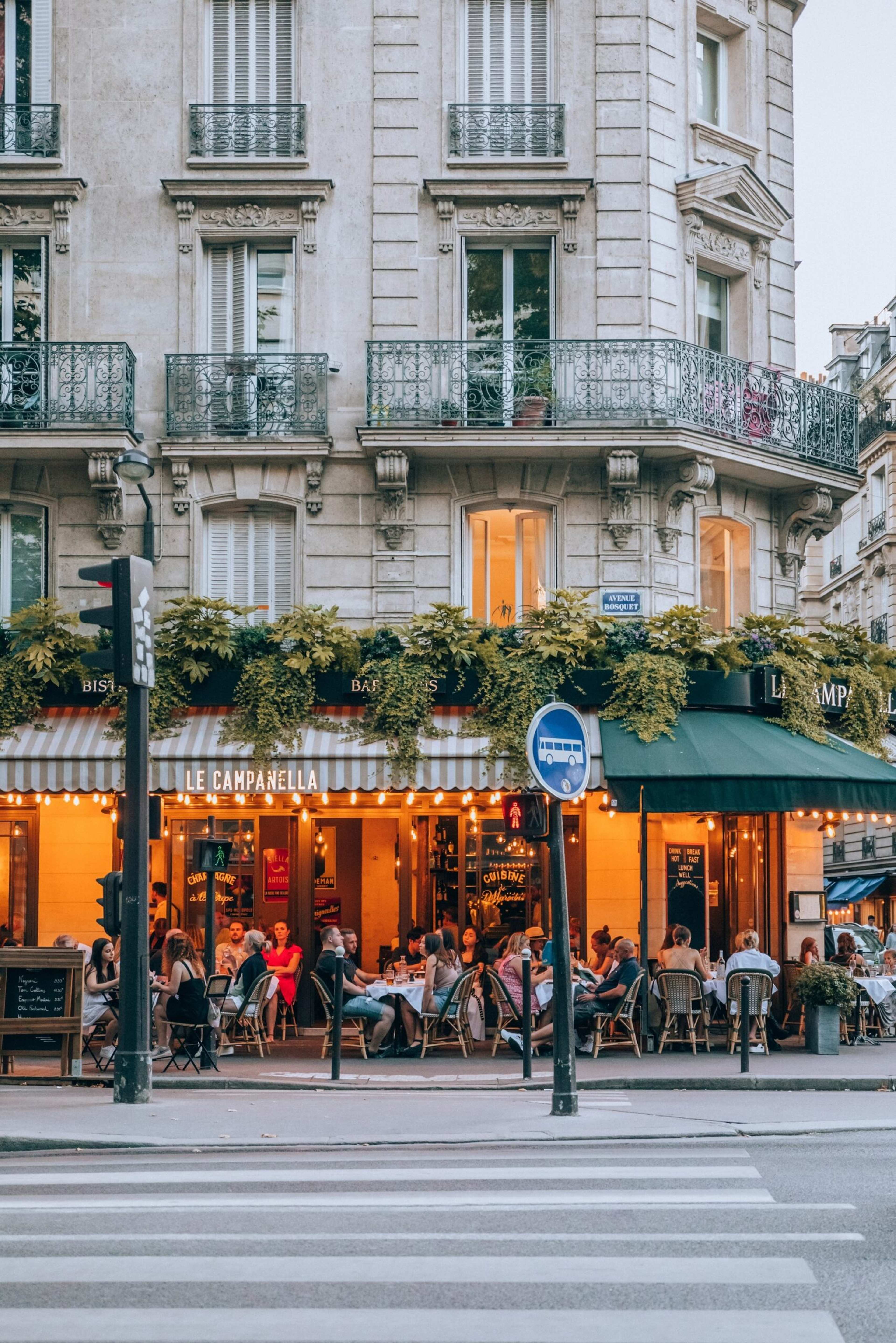 7 Dining Habits That Stand Out to Waiters in France