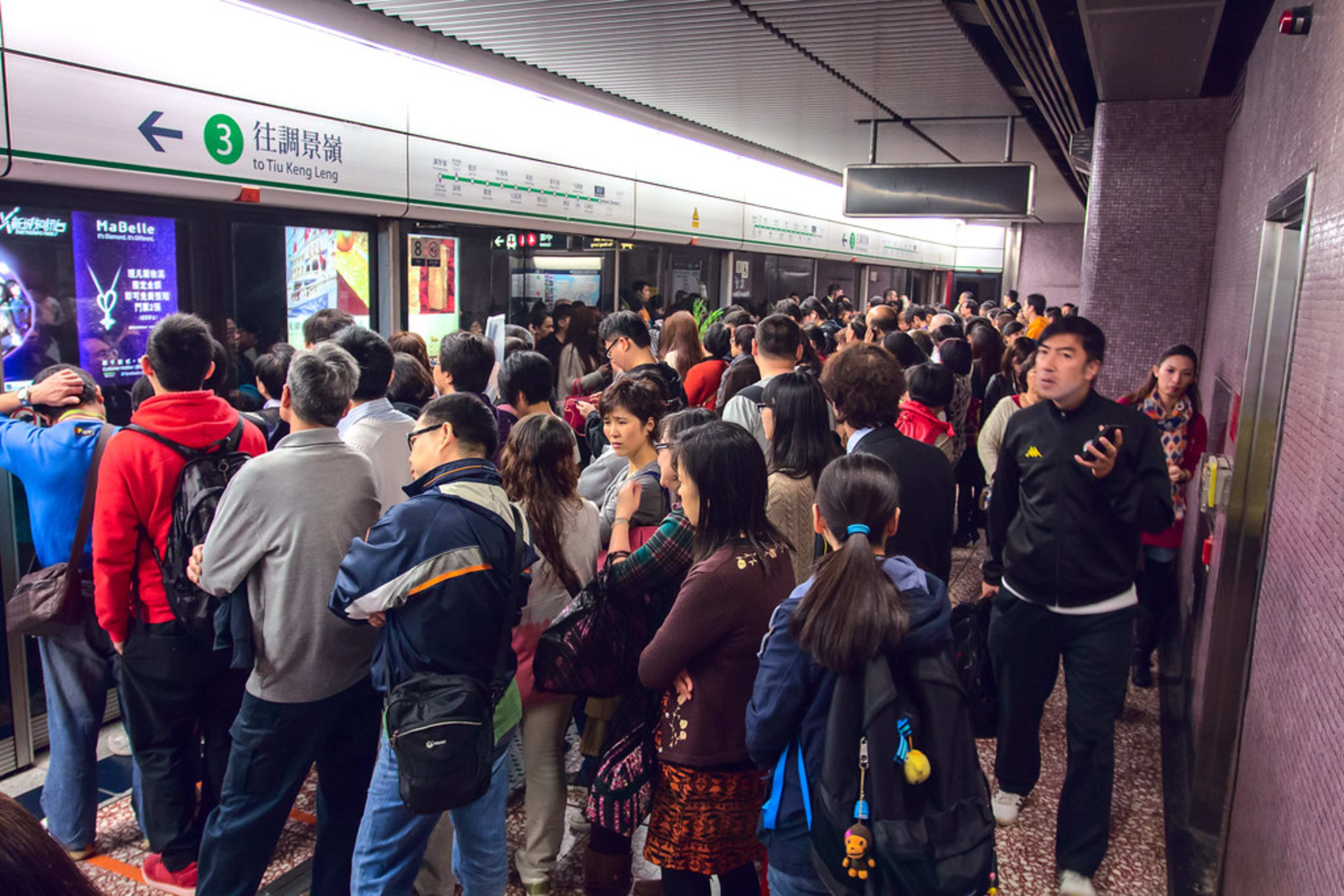 9 Safety Habits Police Recommend for Visitors in Busy Cities
