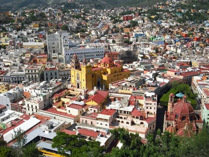 Mexico: The Tale of Two Realities (Image Credits: Rawpixel)