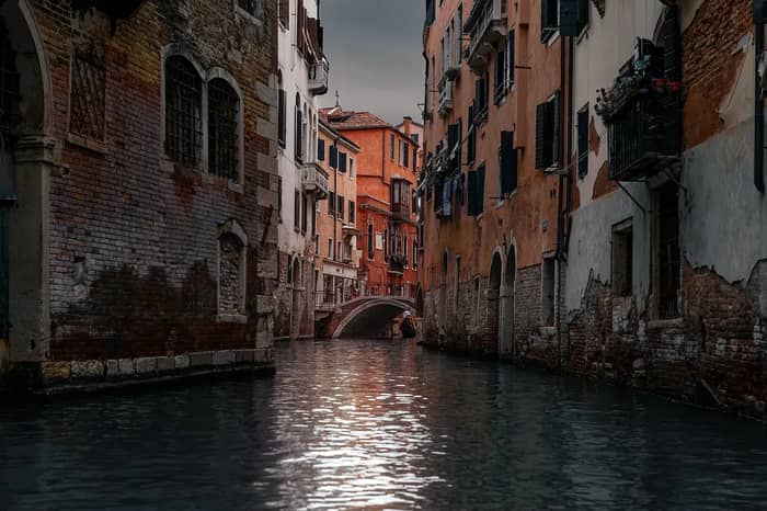 The Canals Develop Unpleasant Odors (Image Credits: Pixabay)