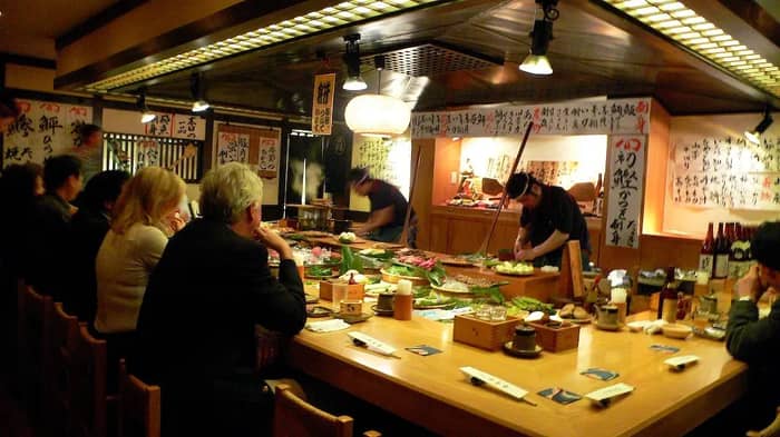 Restaurant Timing and Ordering Has Hidden Rules (Image Credits: Flickr)