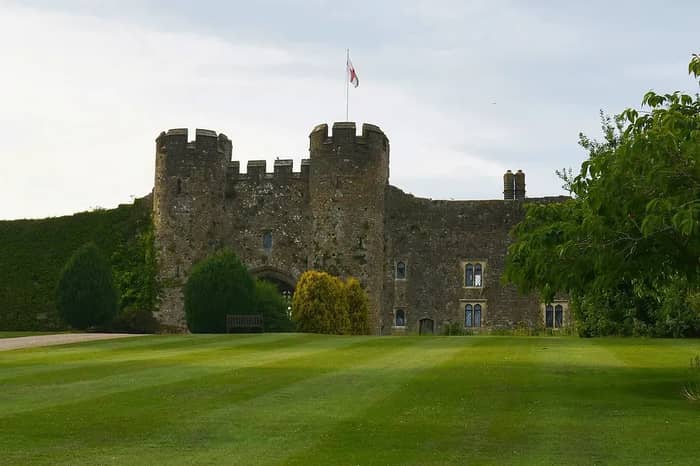 Amberley Castle, England – A 900-Year Fortress With Royal Connections (Image Credits: Flickr)