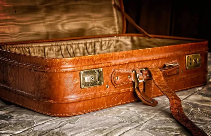 When Lost Luggage Becomes a Travel Horror Story (Image Credits: Pixabay)
