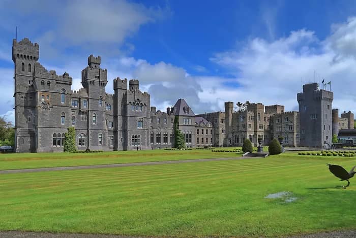 Ashford Castle, Ireland – Where the Guinness Family Once Called Home (Image Credits: Pixabay)