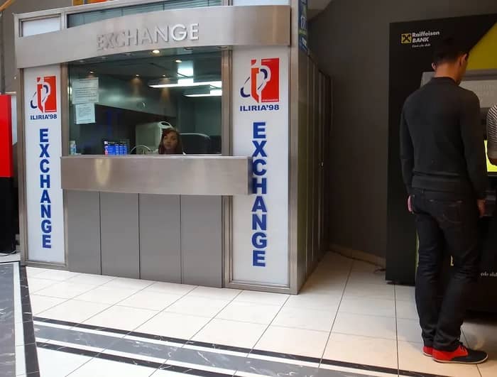 Currency Exchange Booths Ripping You Off in Plain Sight (Image Credits: Flickr)