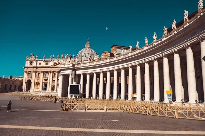 Unofficial Vatican Museum Tour Sellers (Image Credits: Unsplash)