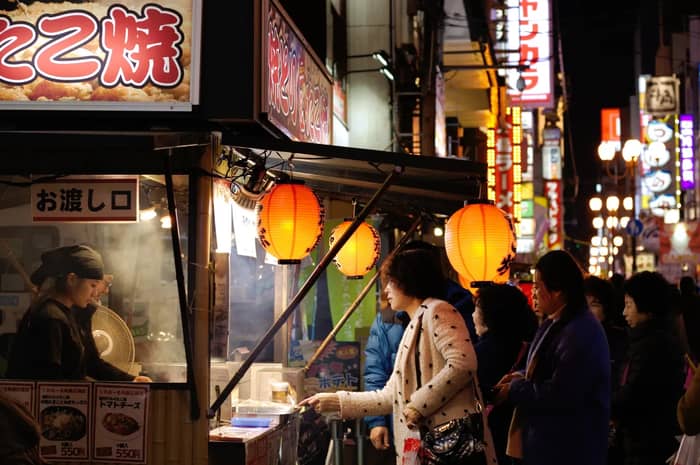The Quiet Rule About Eating While Walking (Image Credits: Wikimedia)
