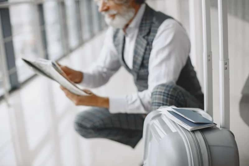 1. Refusing to Rely on Smartphones and Travel Apps (Image Credits: Pexels)