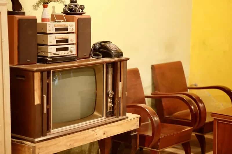 #1 - Scheduling Your Life Around When TV Shows Aired (Image Credits: Pexels)