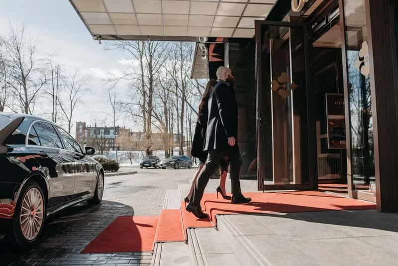 1. Your Energy and Mood the Second You Walk In (Image Credits: Pexels)