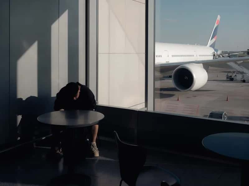 8. Picking Lounges or Rest Areas Based on Noise and Light Control, Not Just Comfort (Image Credits: Pexels)