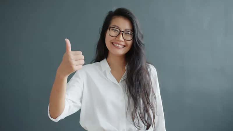 1. The Thumbs Up - A Cheerful Approval That Can Feel Like a Slap Overseas (Image Credits: Unsplash)