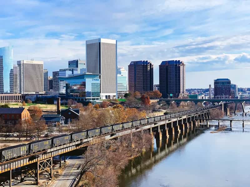 8. Virginia – Four Seasons, No Social Security Tax, and Coastal Living (Image Credits: Unsplash)
