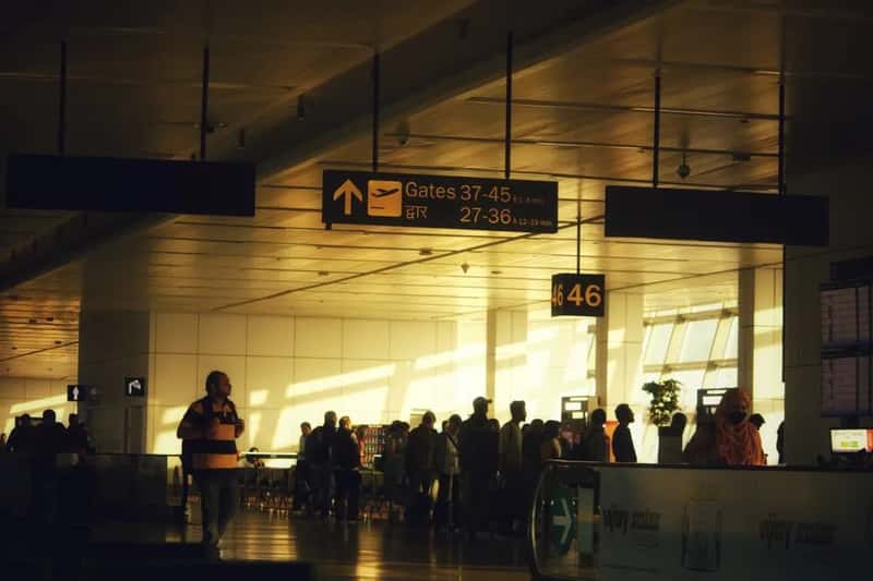 5. The gate area feels unusually crowded or the counter sits unstaffed (Image Credits: Pexels)